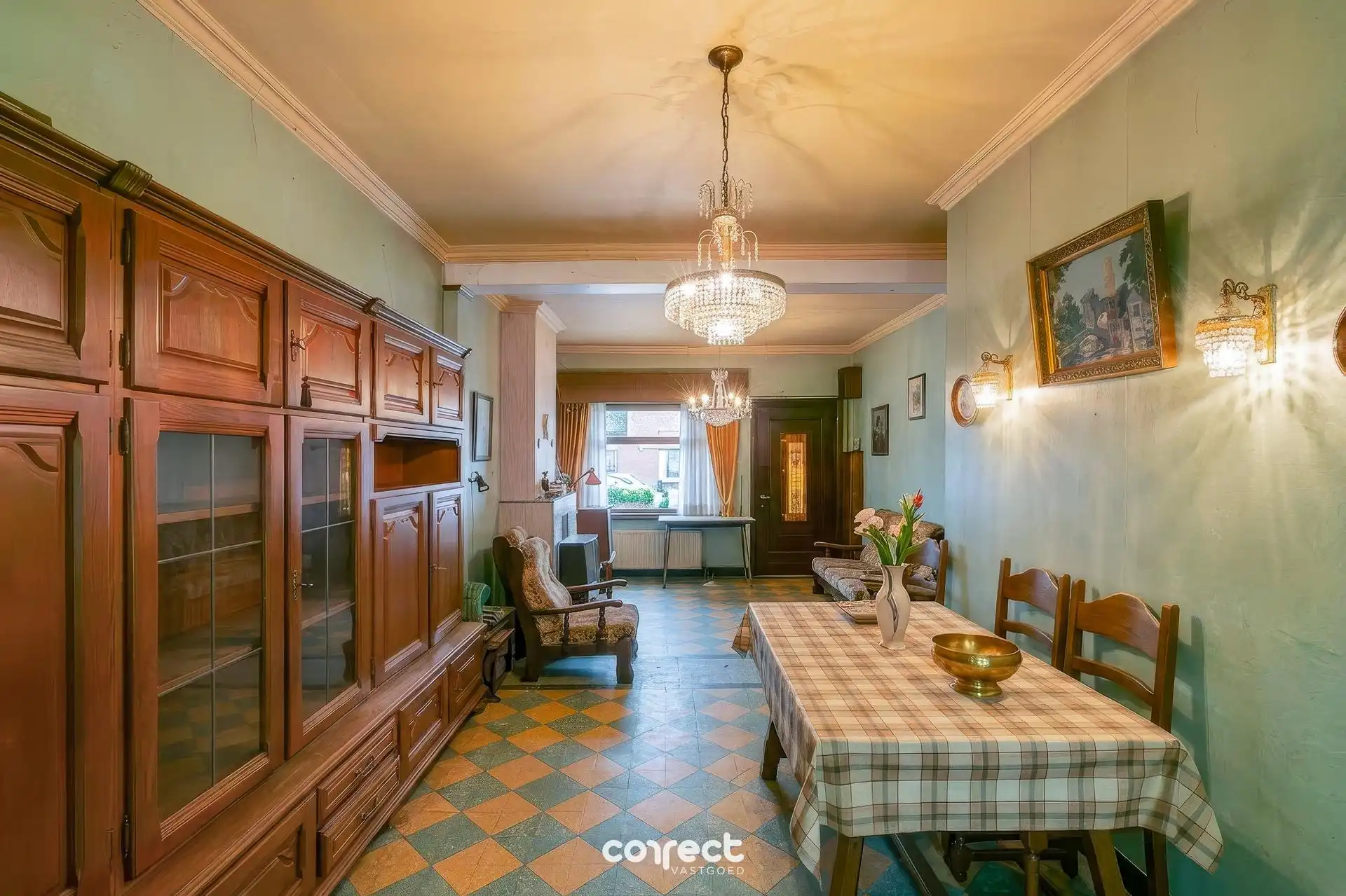 Totaal te renoveren rijwoning met gezellig tuintje en veel uitbreidingsmogelijkheden. foto 2