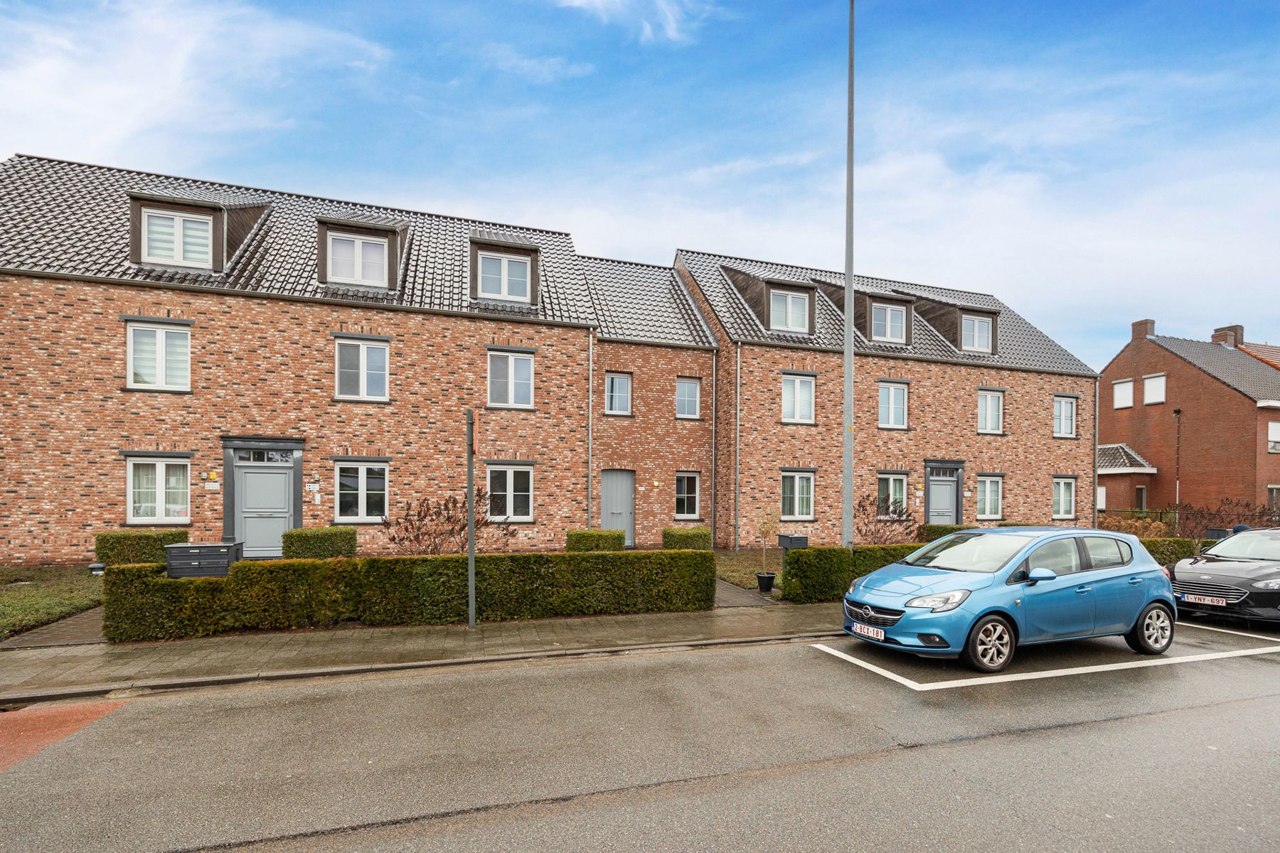 Verrassend ruime gezinswoning met terras, tuin en ondergrondse autostaanplaats. foto {{pictureIndex}}