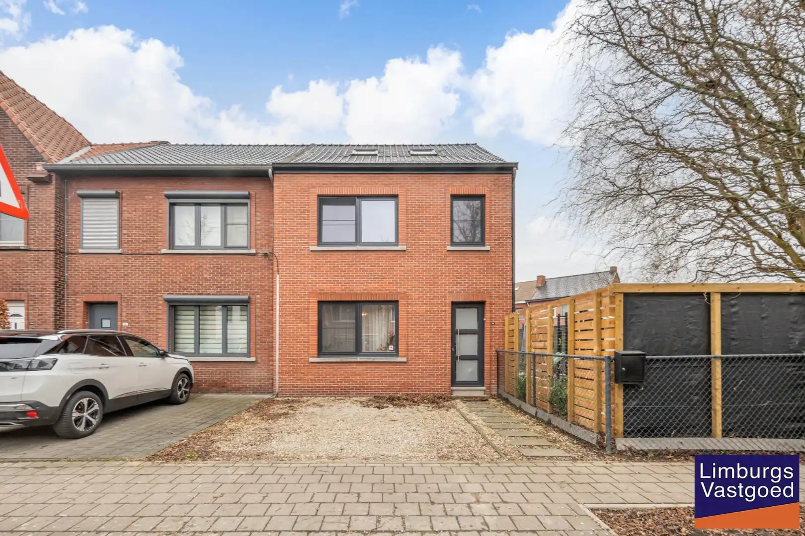 Stadswoning met 4 slpk, zuidgerichte tuin en garage, nabij kleine ring, station en Vredespark foto 2