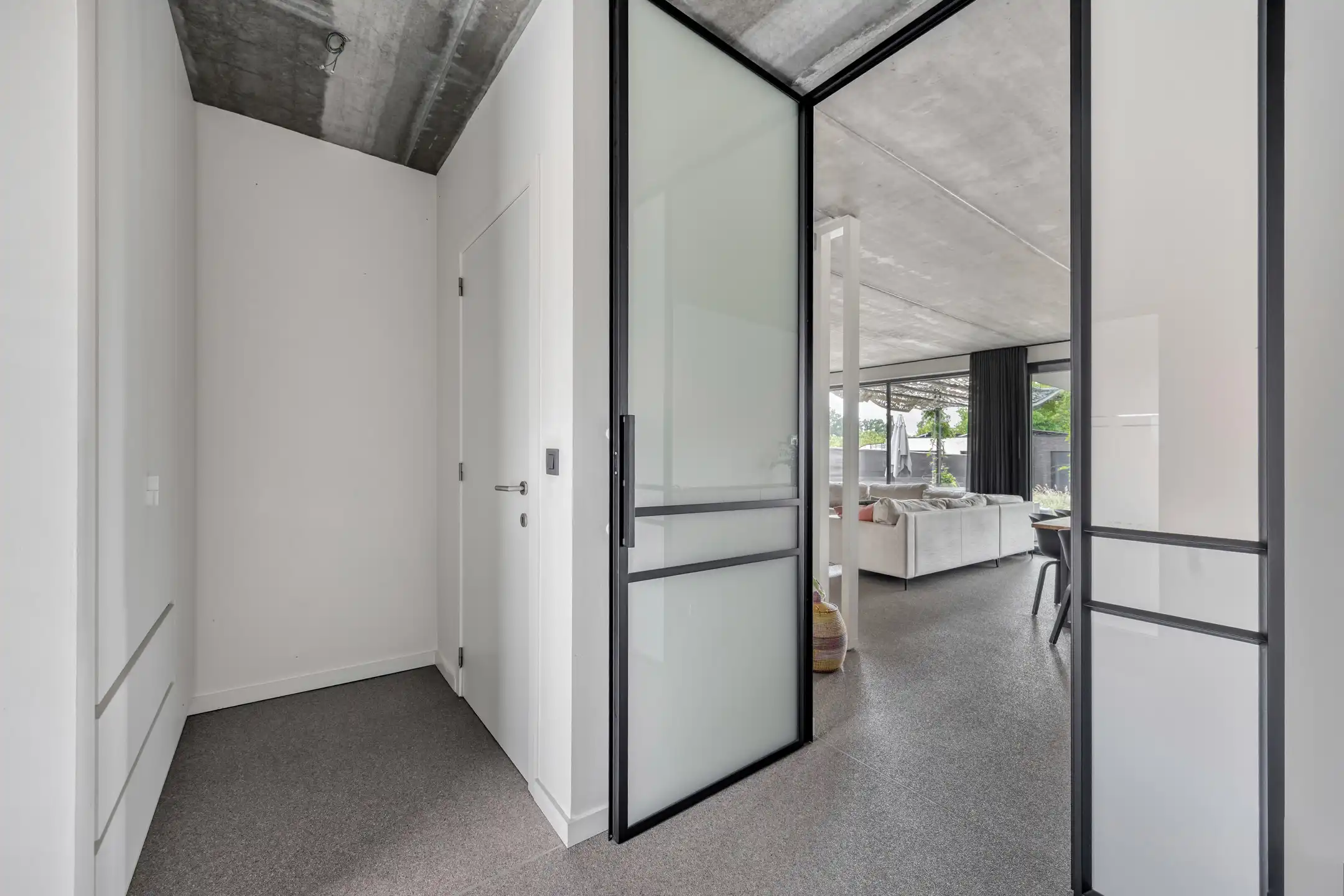 Moderne woning met tuin en bijgebouw in rustige wijk foto 3