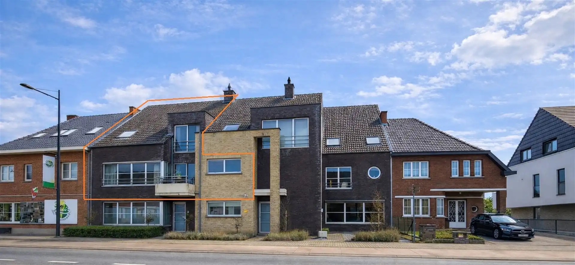 Instapklaar duplex appartement met terras en ondergrondse garage op steenworp van Hasselt centrum foto {{pictureIndex}}