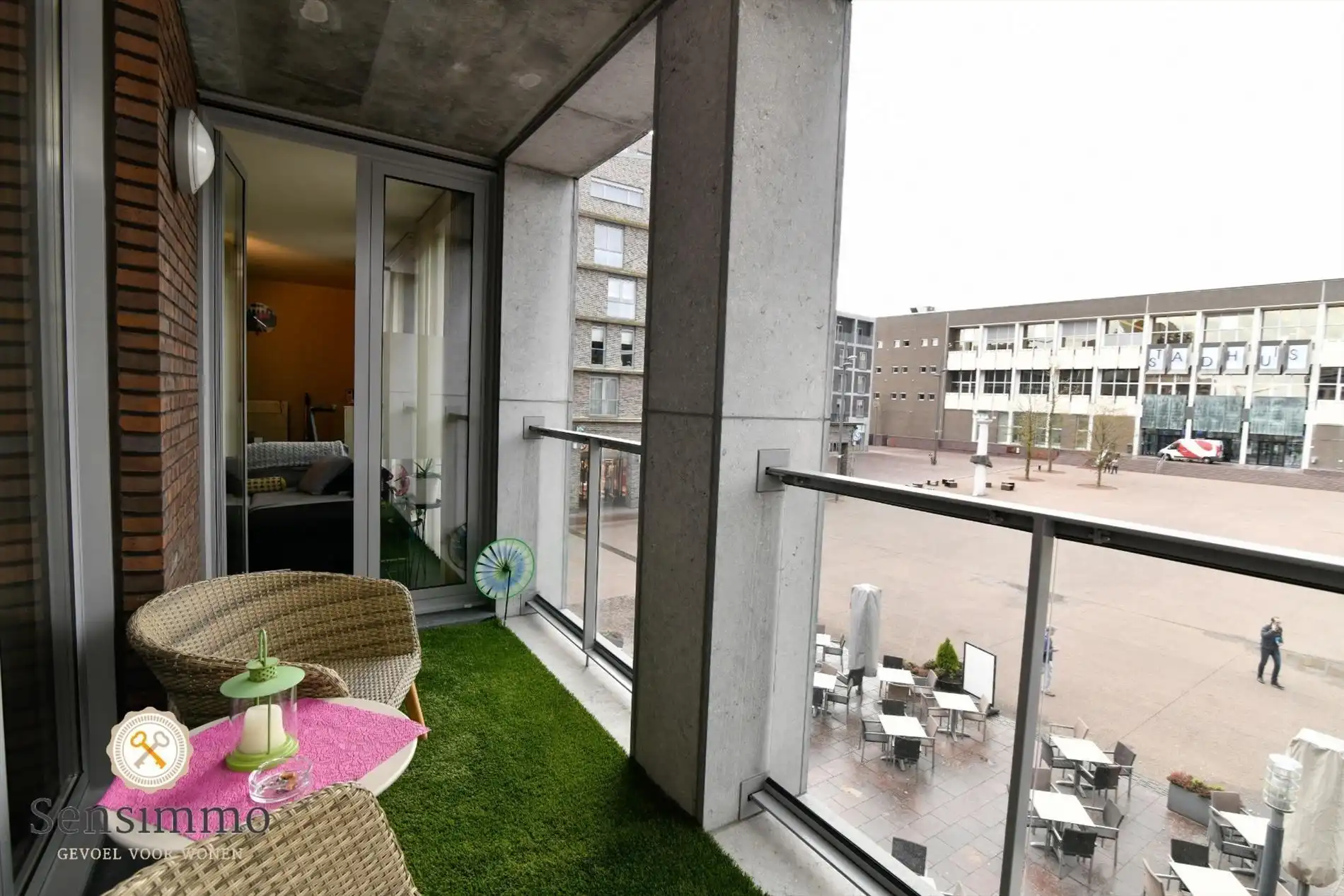 Modern éénslaapkamerappartement met prive parking Stadsplein Genk foto 3