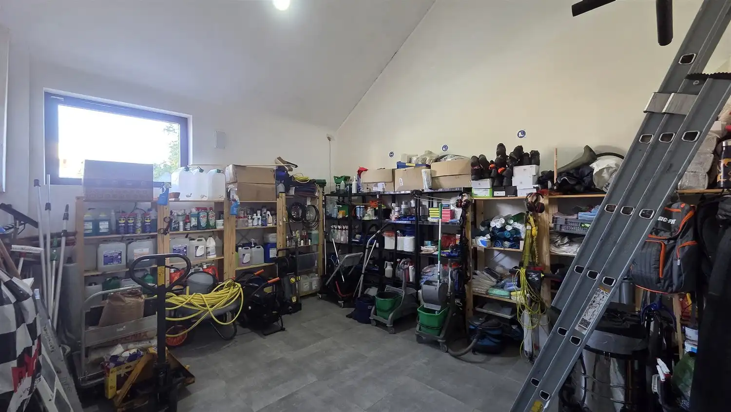 Polyvalent handelspand met uitstekende visibiliteit op toplocatie in Genk foto 9