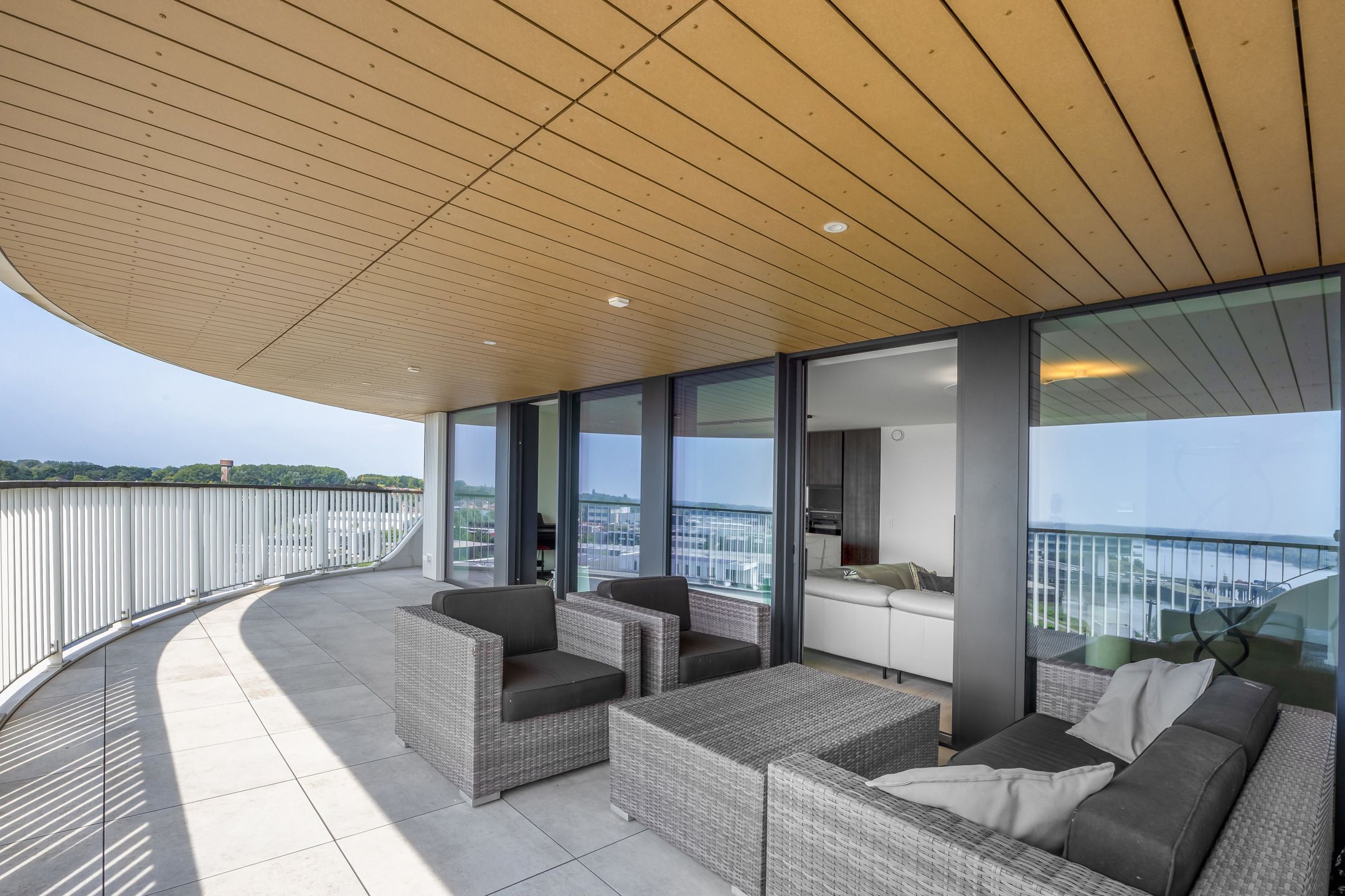 Luxe appartement met  groot terras en fenomenaal uitzicht foto 3