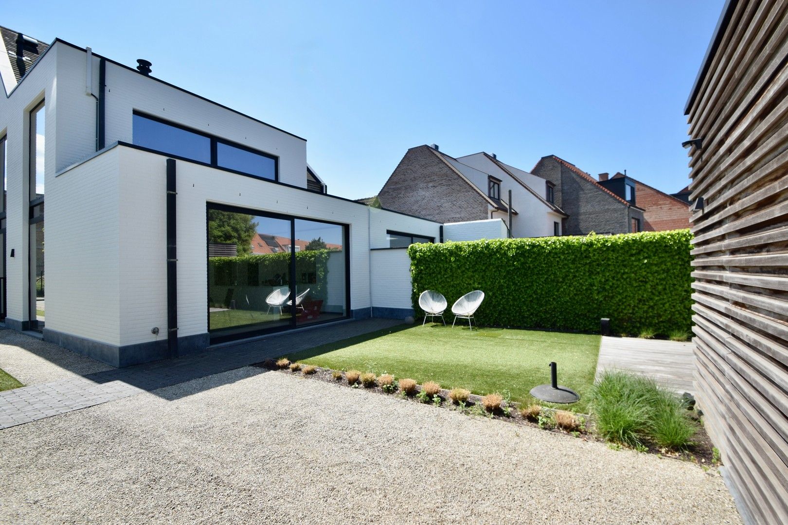 Hedendaagse, recente koppelwoonst centraal gelegen te oud-Knokke. foto 28