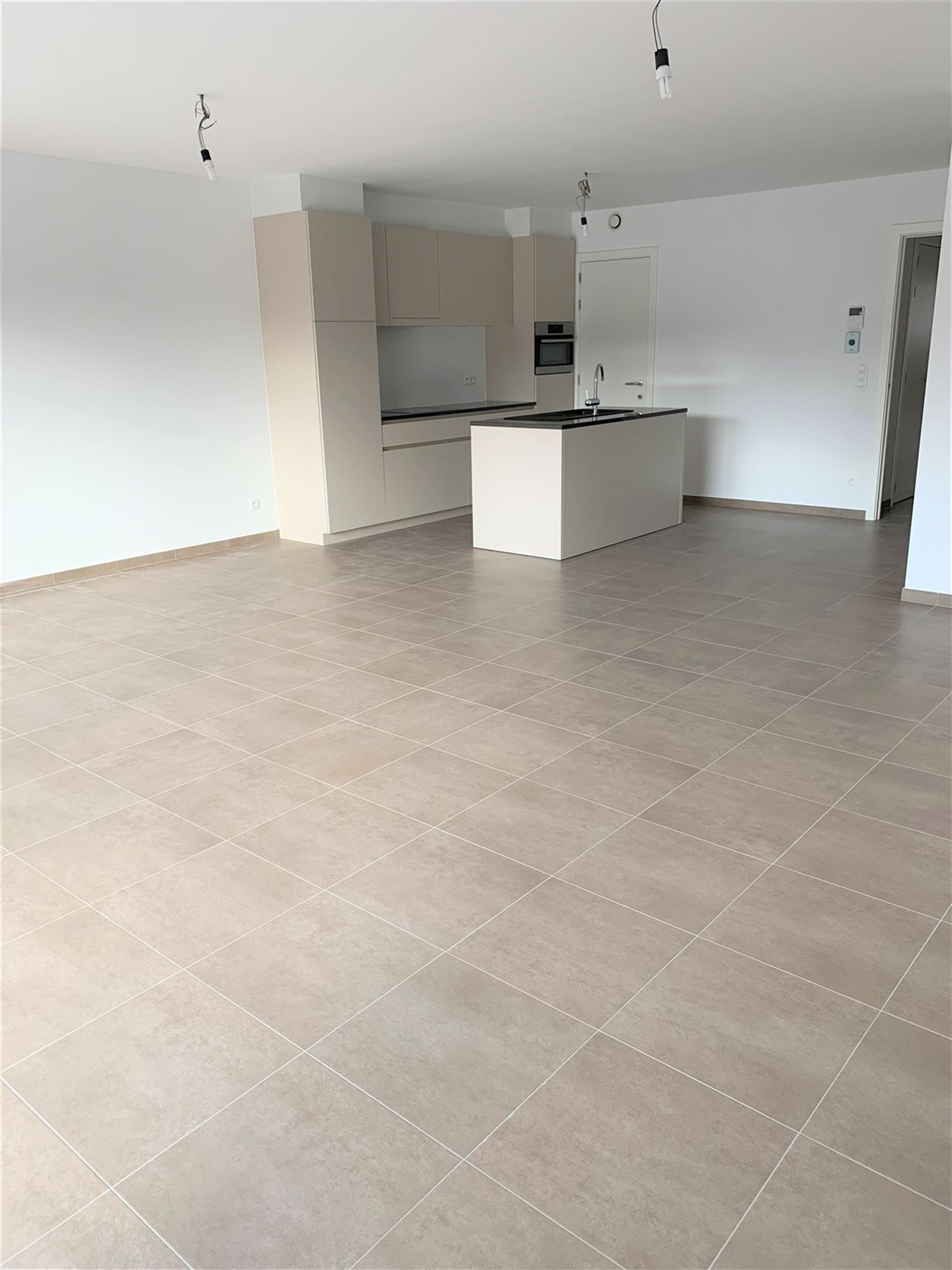 ongemeubeld gelijkvloers appartement foto {{pictureIndex}}