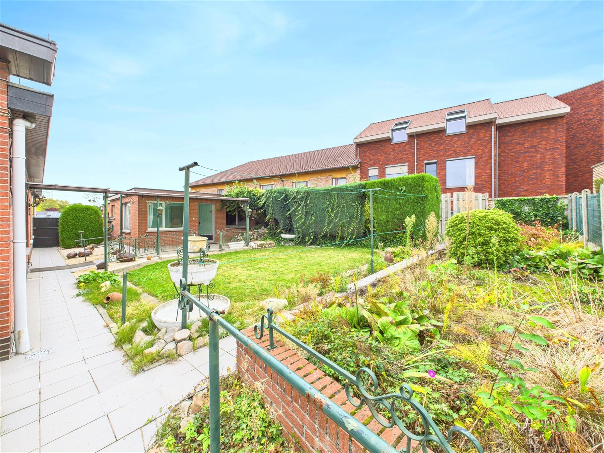 Gelijkvloerse woning in het centrum met 2 slpk en ruime tuinberging! foto 14