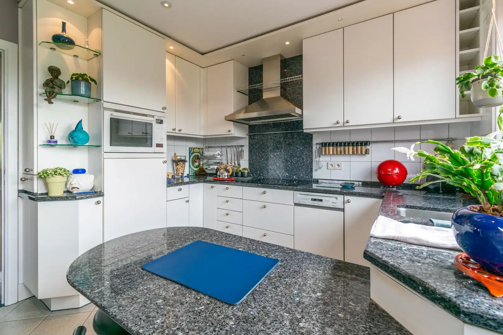 Een perfect onderhouden, degelijke bel-étage te Lot! foto 8