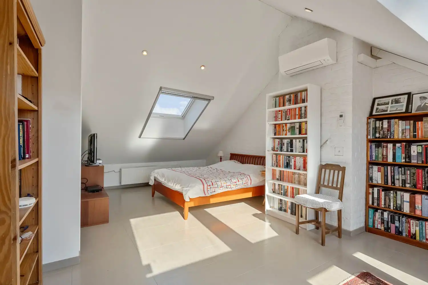 Gerenoveerde en energiezuinige(B-label) woning met 3 slaapkamers, 2 badkamers, een dressing, een garage met een oprit en een tuin nabij het station van Leuven! foto 23