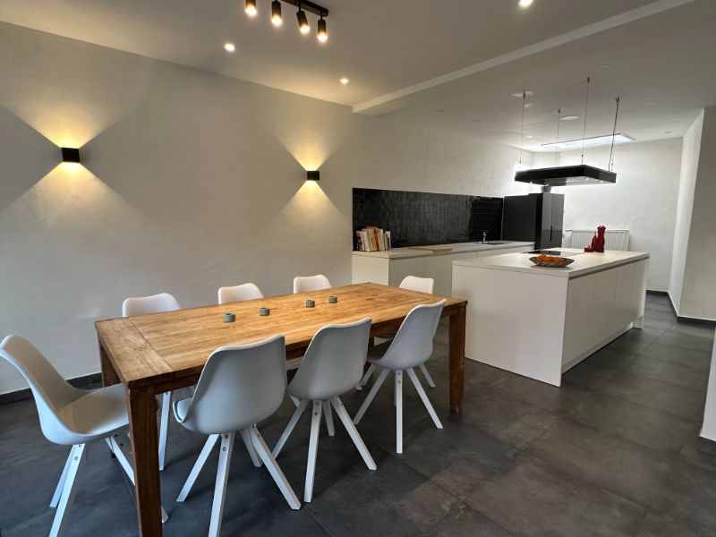 Recent gerenoveerde woning met ruime garage foto 6