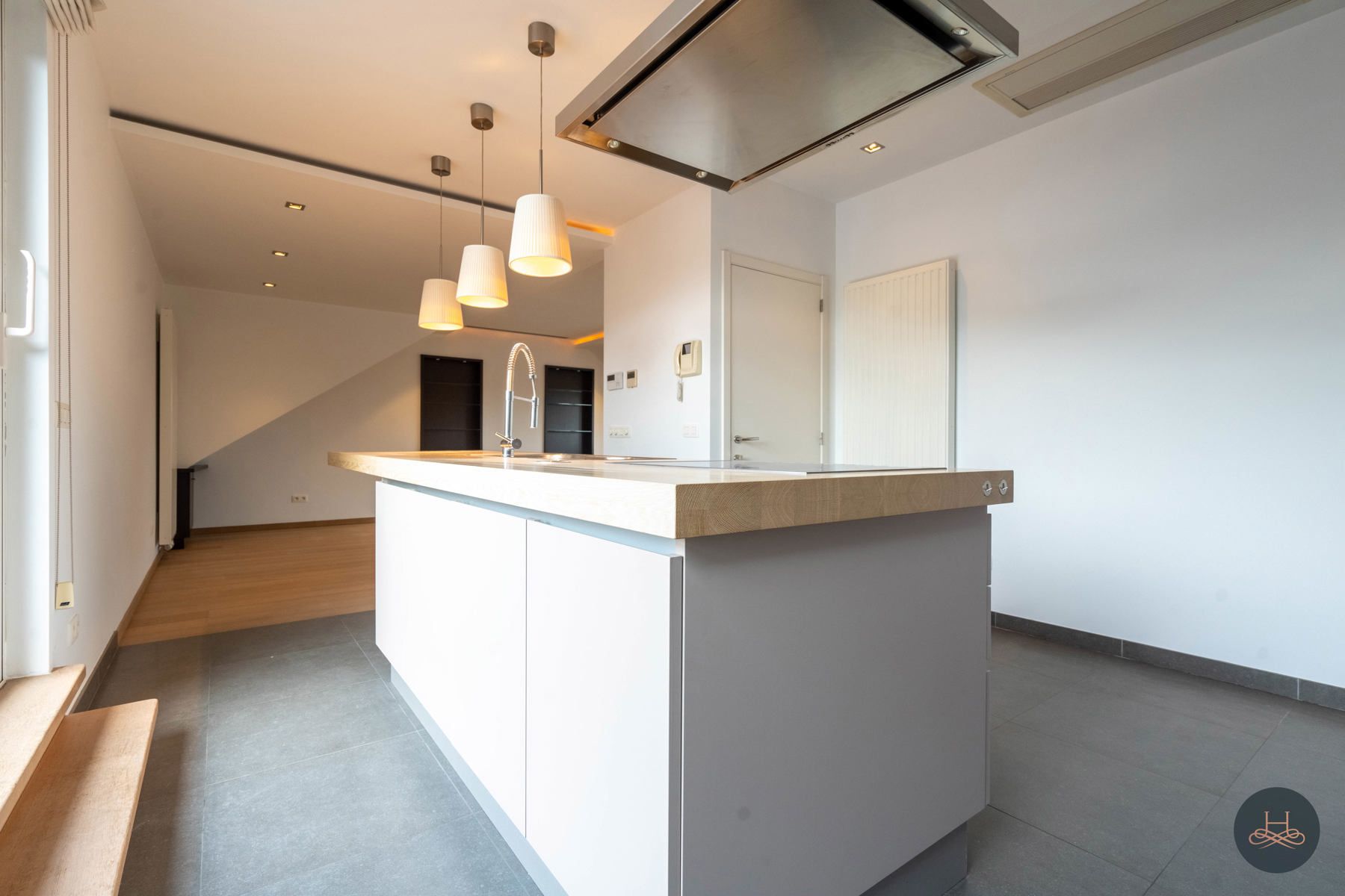 Ruim appartement met grote garage foto 5