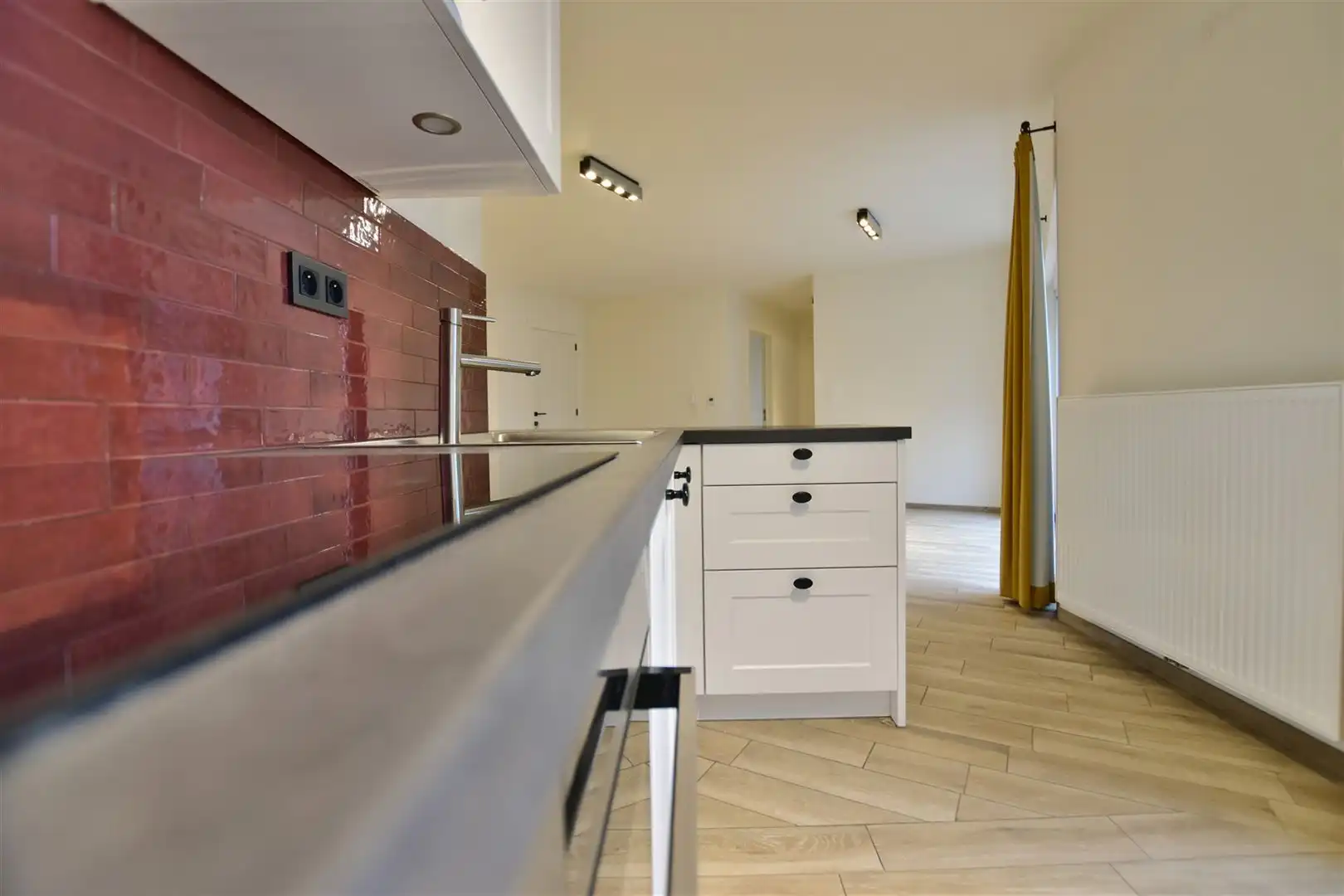 Instapklaar gelijkvloers appartement met koer en garage vrijstaande.  foto 11