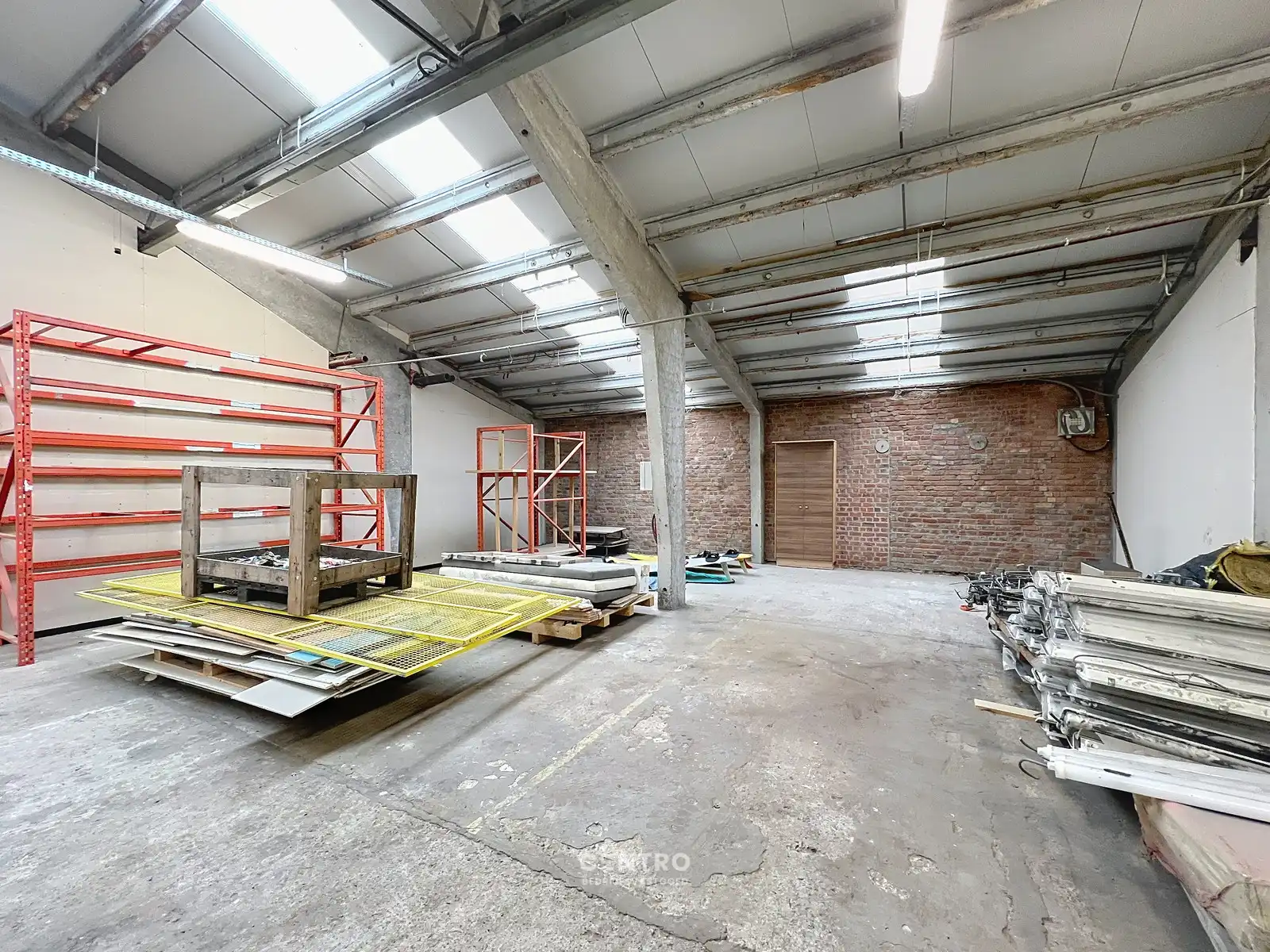 Magazijn van 315m² met mezzanine vlak bij de RING van Poperinge ! foto 7