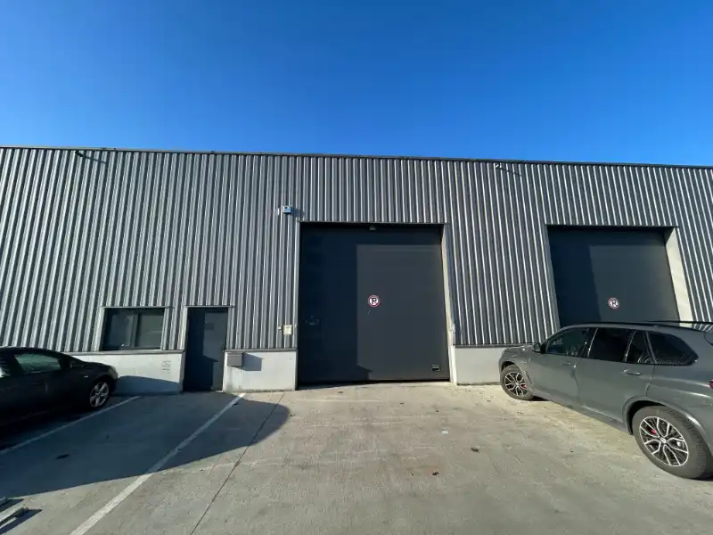 Zeer goed gelegen KMO-unit van 310 m² met mezzanine en 3 parkeerplaatsen foto 9