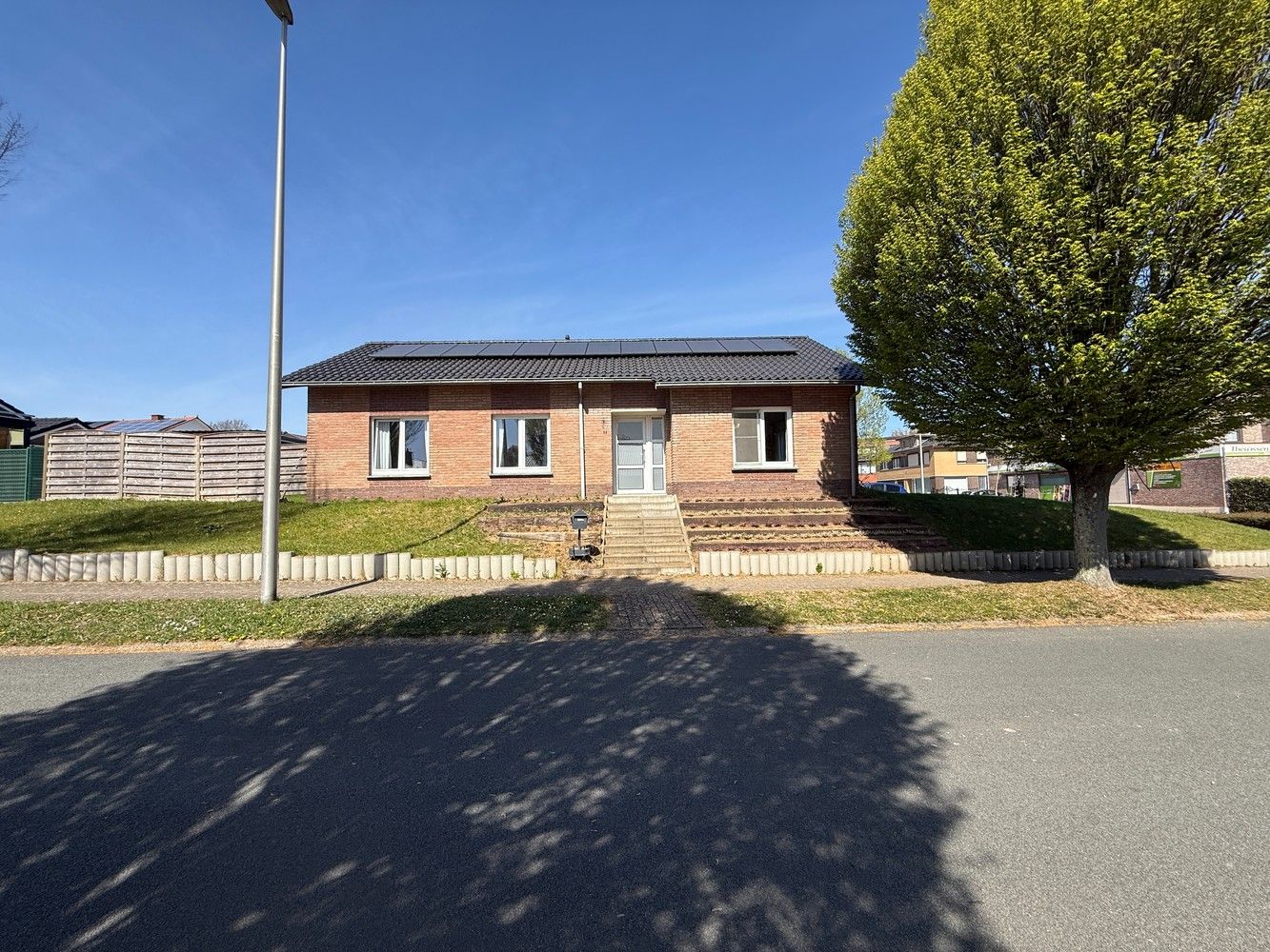 Instapklare woning met 3 slaapkamers en een gezellige tuin op toplocatie in Hoeselt te huur! foto 2