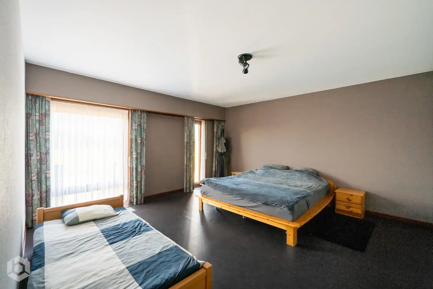 Woning met 3 à 4 slpkrs en grote garage (mogelijk tot handel) foto 23