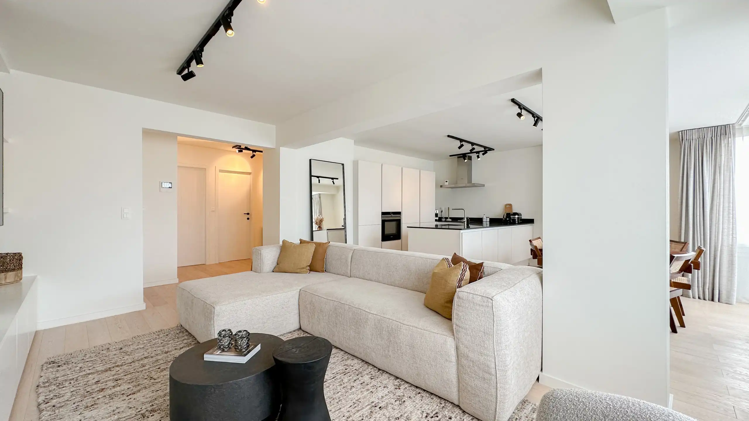 Ruim en lichtrijk 3-slpk. appartement nabij Groentenmarkt foto 2