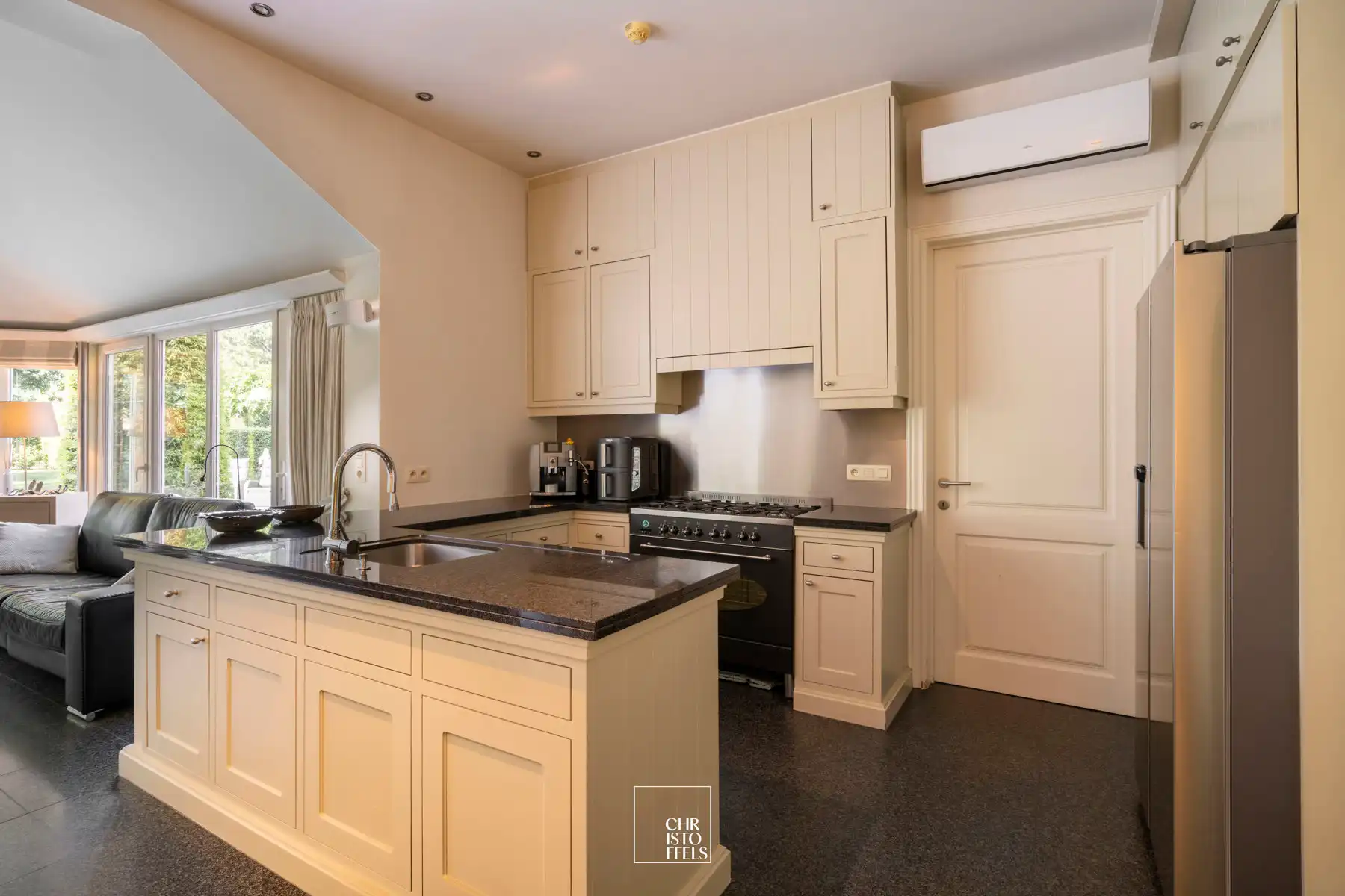 Exclusieve villa van 458m² met buitenzwembad op een perceel van 2.231m² foto 6