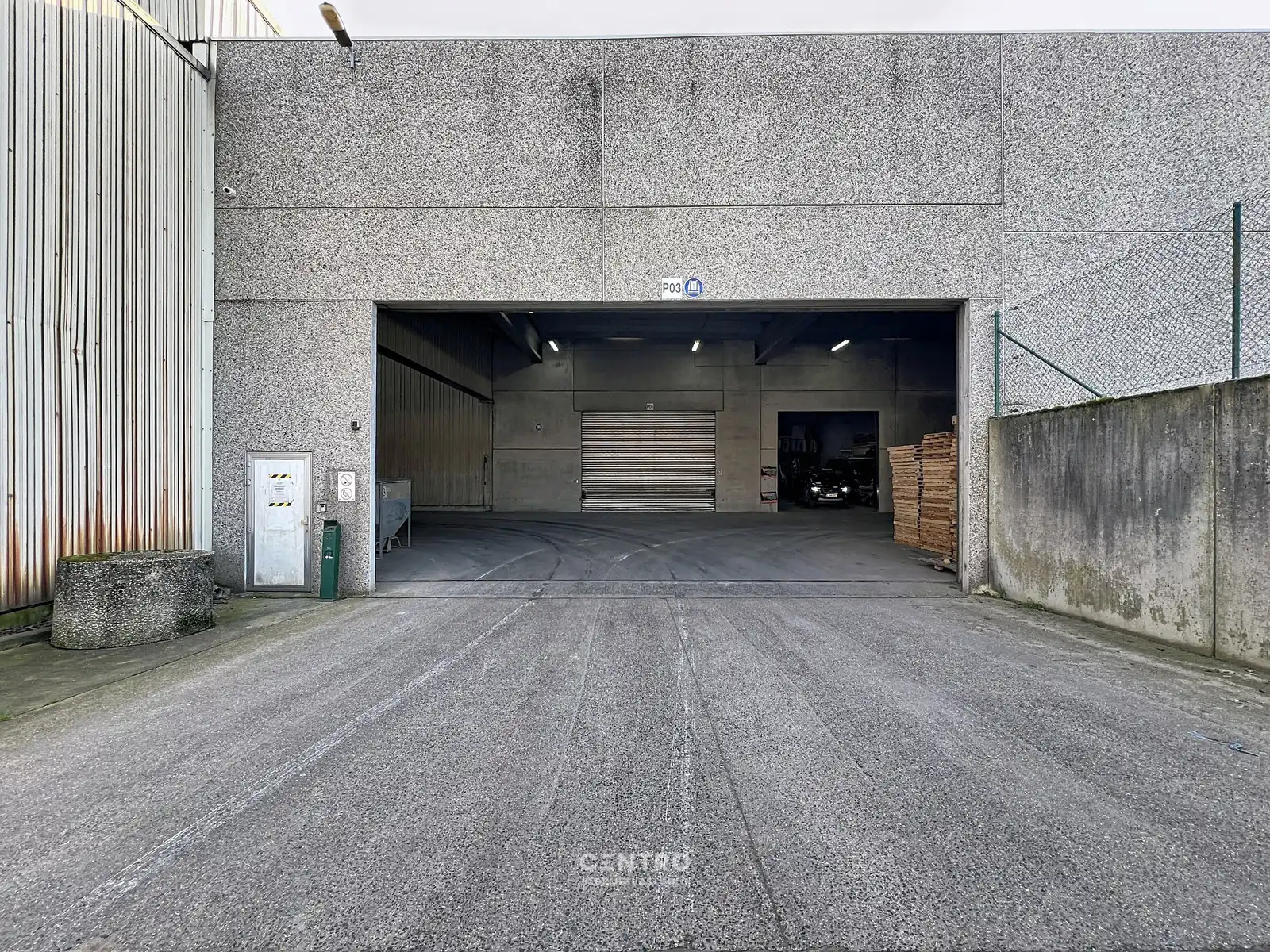 Magazijn van 330m² met vrije hoogte van 7,90m op industriële site , te Kerkhove (Avelgem). foto 11