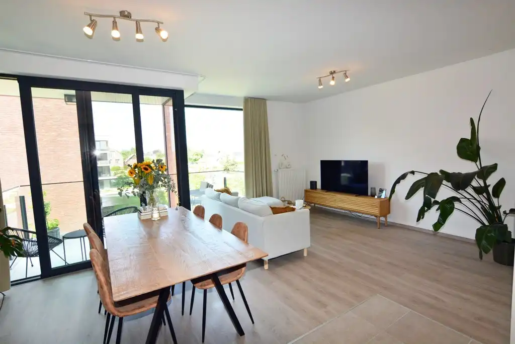 Modern, energiezuinig appartement met 2 slpks, terras, autostaanplaats en kelderberging. foto 4
