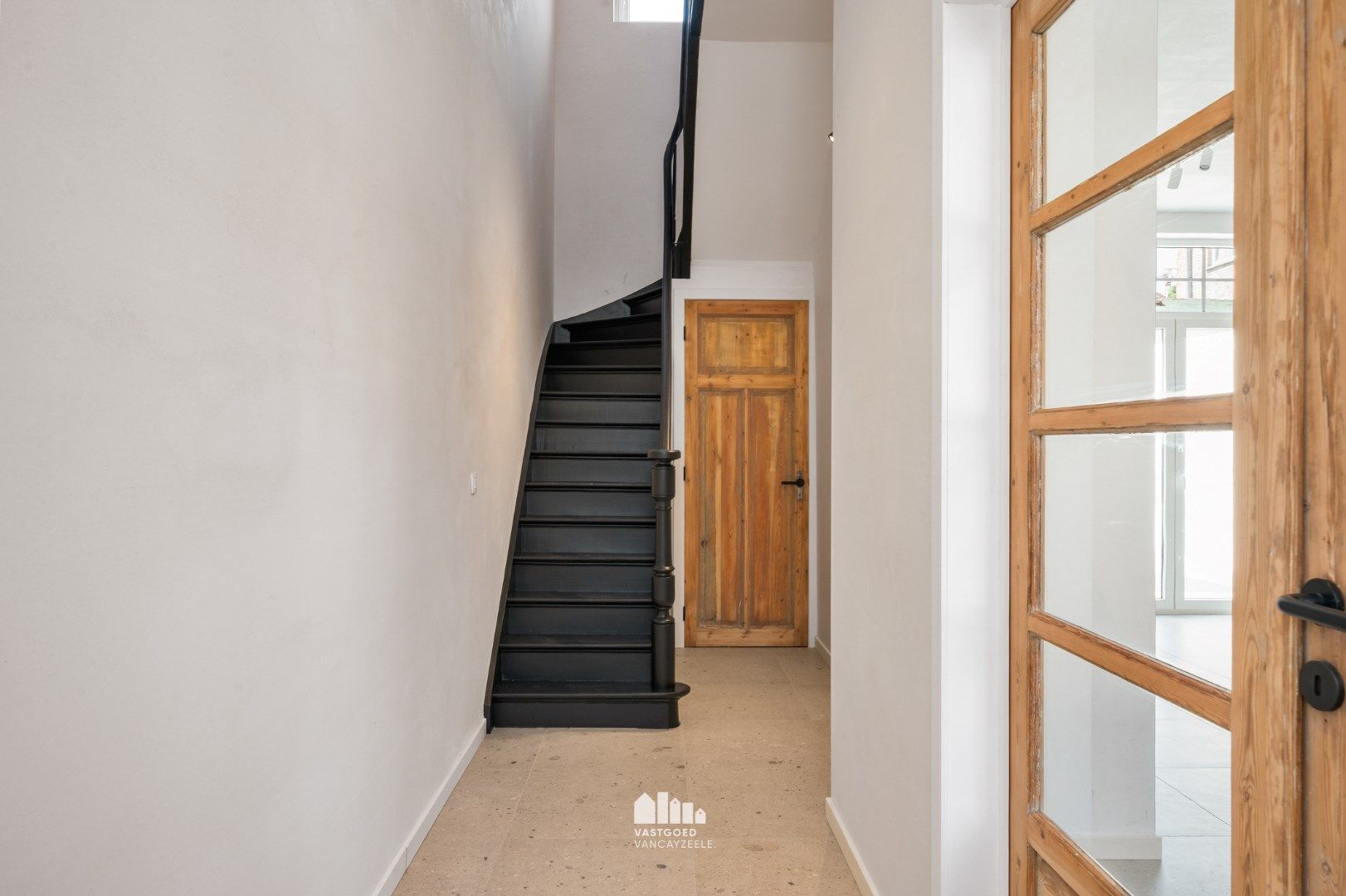 Volledig gerenoveerde herenwoning met grote koer op centrale ligging.  foto 4