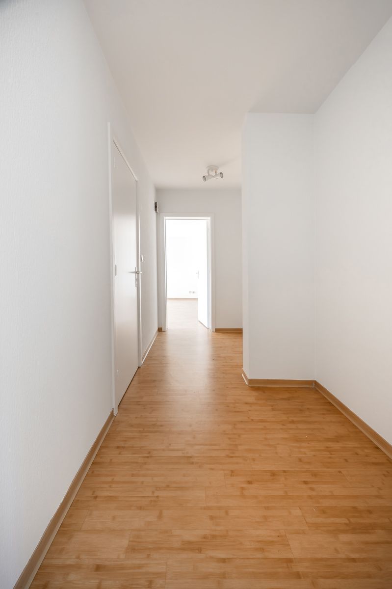 Handelszaak, twee appartementen en garageboxen foto 21