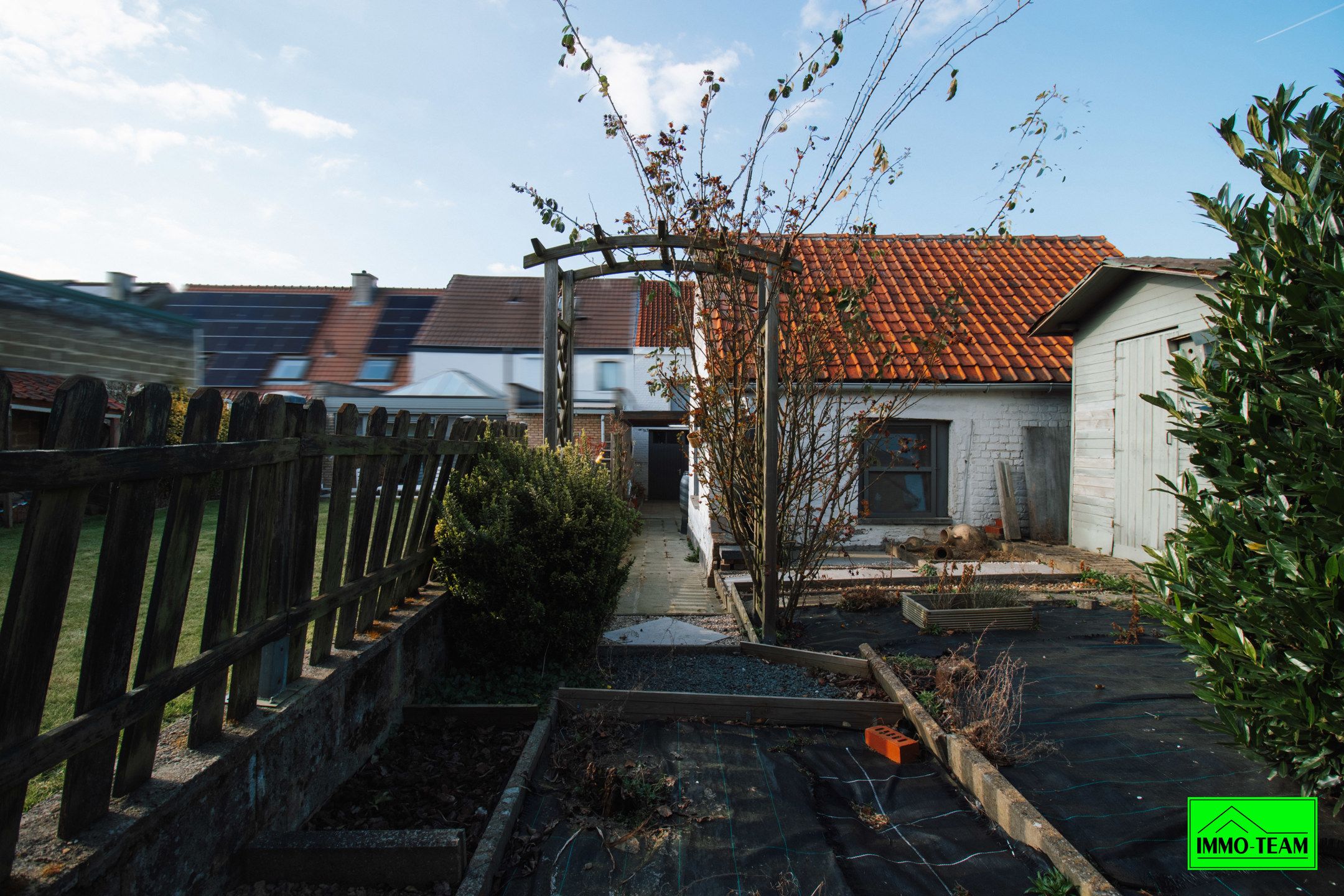Goed onderhouden rijwoning met garage en ruim atelier foto 11