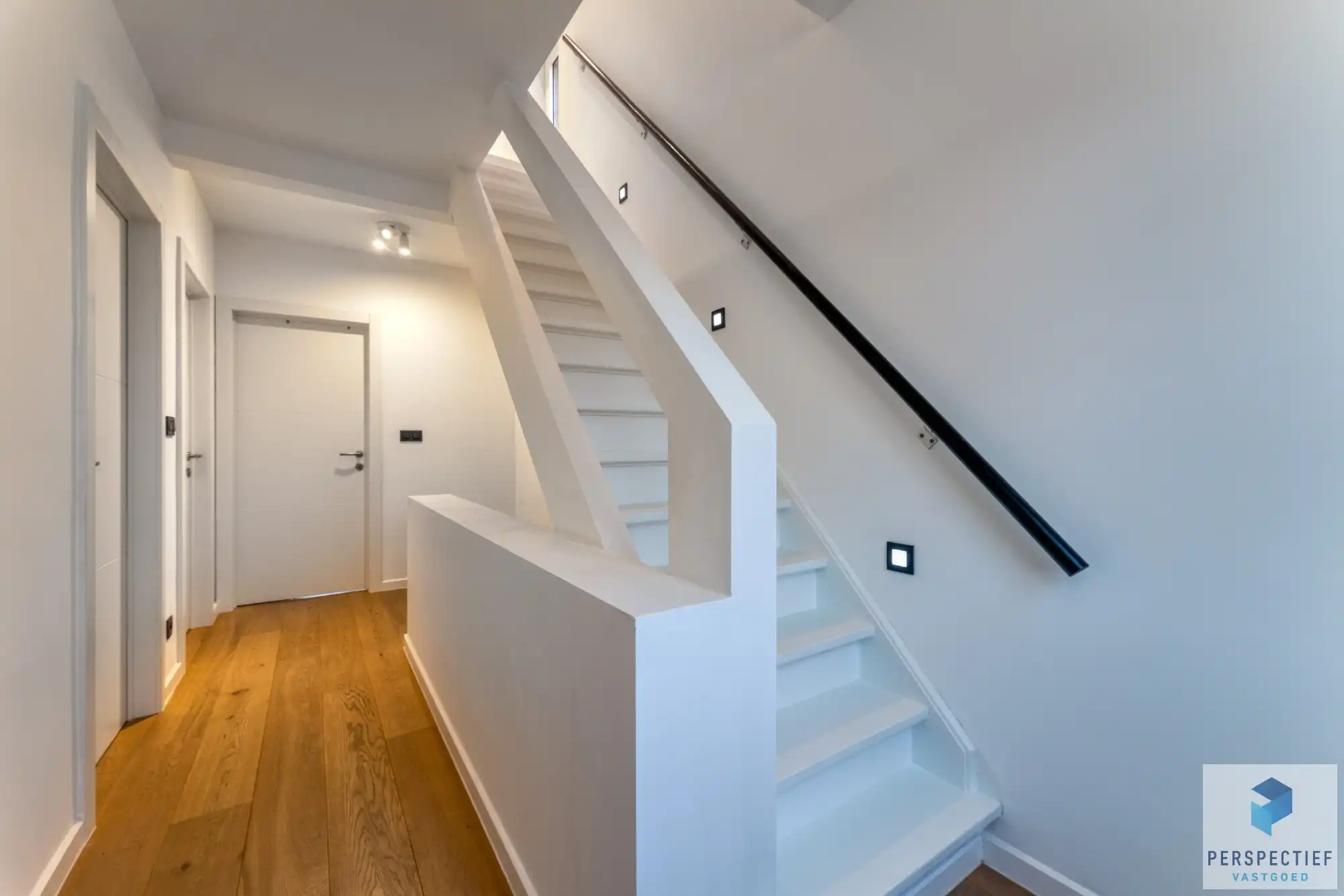 Ruime gerenoveerde woning met 4 slpk, grote tuin en garage foto 18