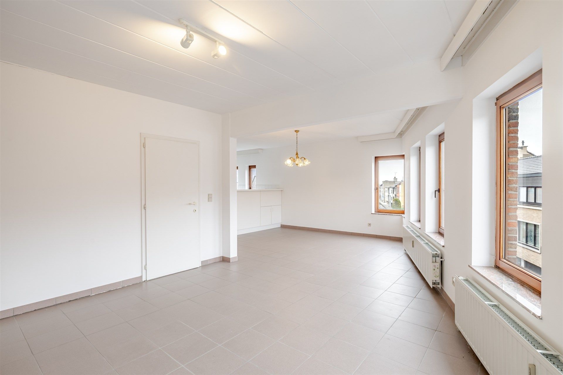 Opbrengsteigendom bestaande uit 6 ruime appartementen + 32 garageboxen foto 3