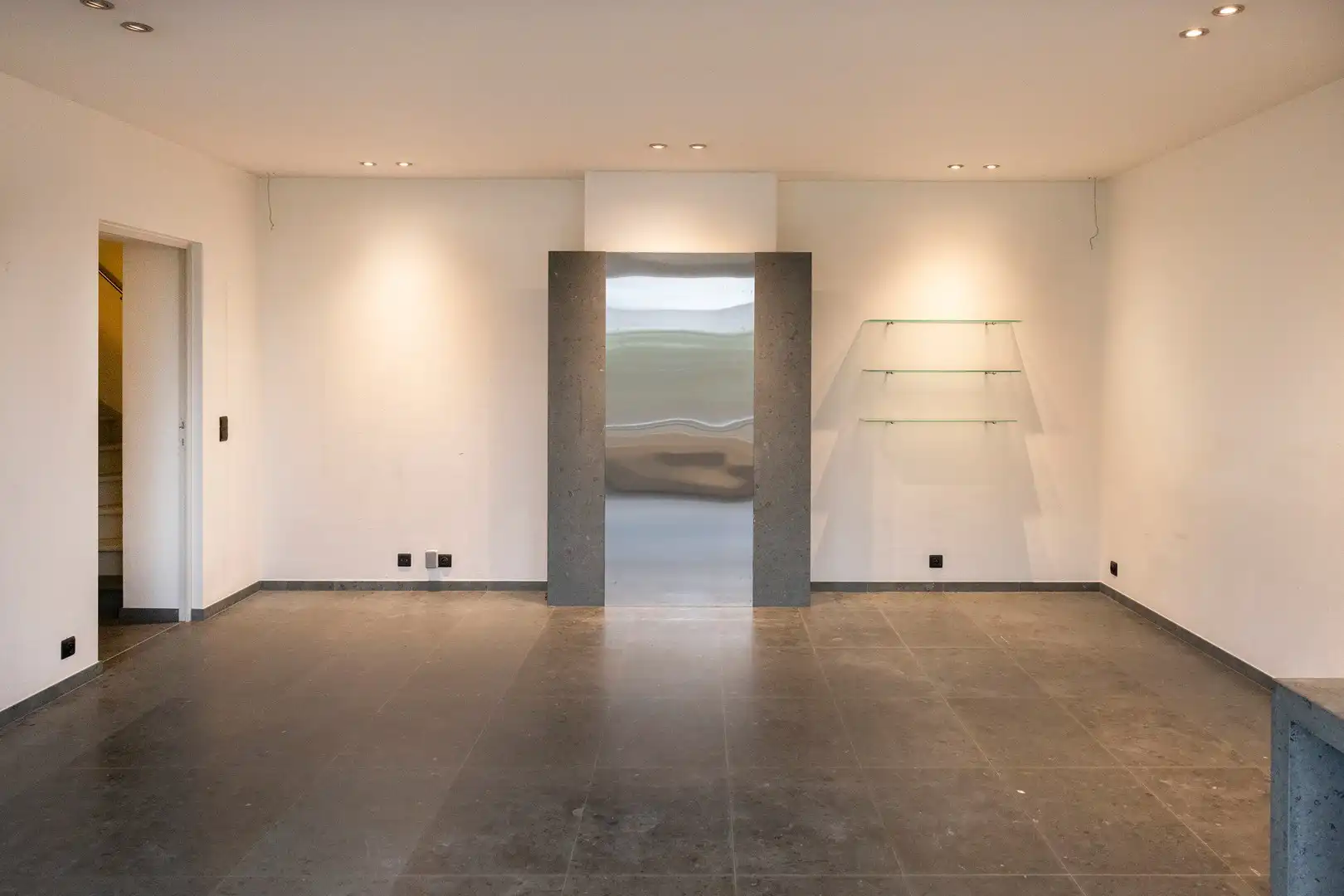 Woning met grote garage en mogelijk kantoor of praktijk. foto 7