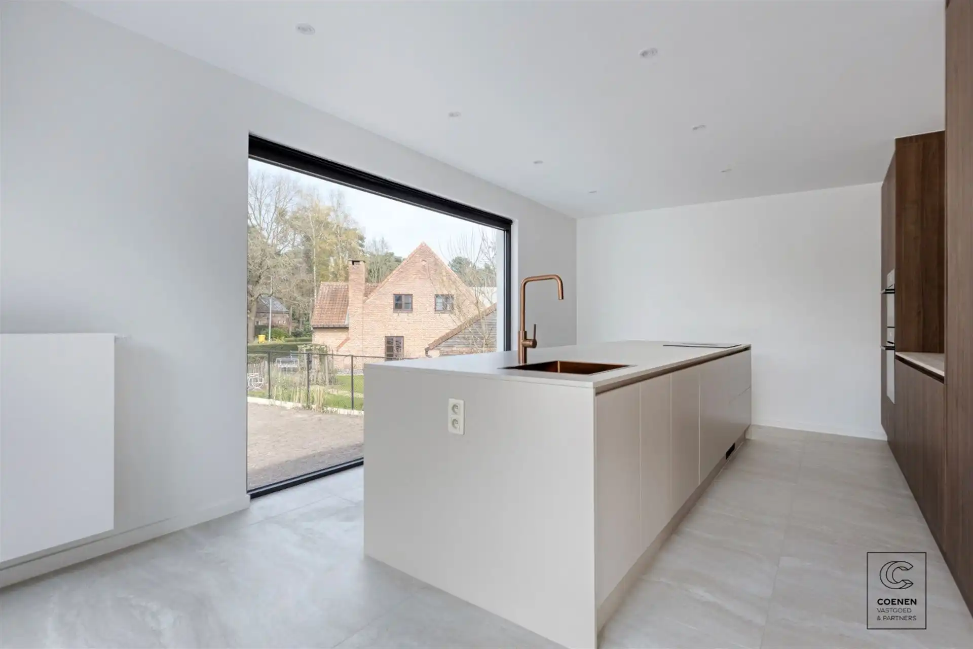 Prachtig gerenoveerde woning met 4 slpk's en riante tuin! foto 9