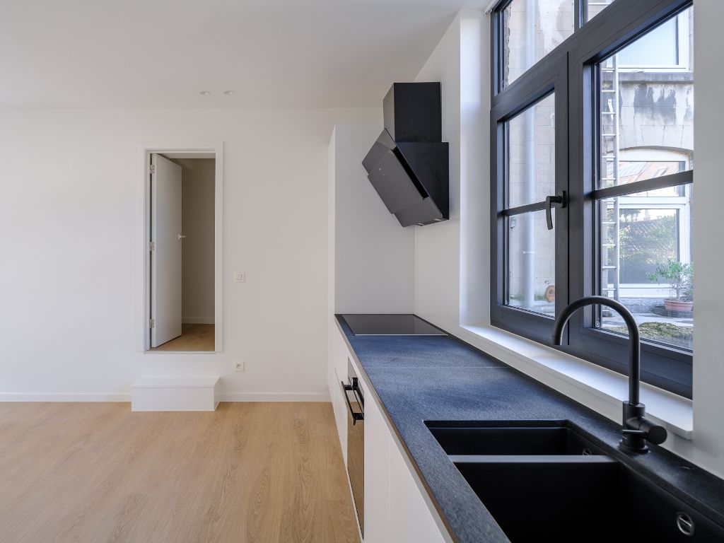 Stijlvol gerenoveerde en instapklare woning met 2 slaapkamers nabij De Visserij – Gent foto {{pictureIndex}}