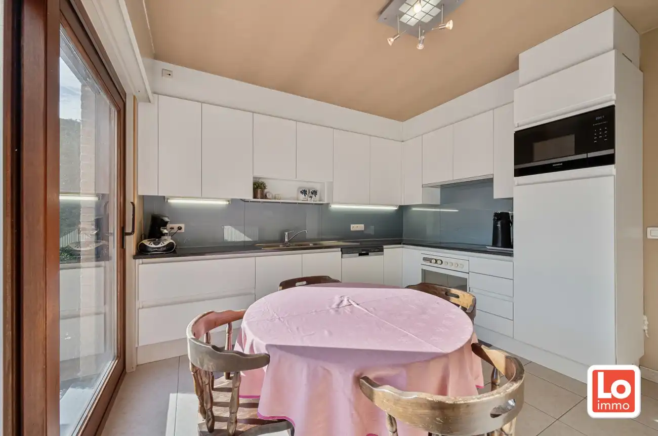 VERKOCHT!! Ruime degelijke alleenstaande woning met afzonderlijke garage en carport op een makkelijk bereikbare locatie in Lokeren! foto 7