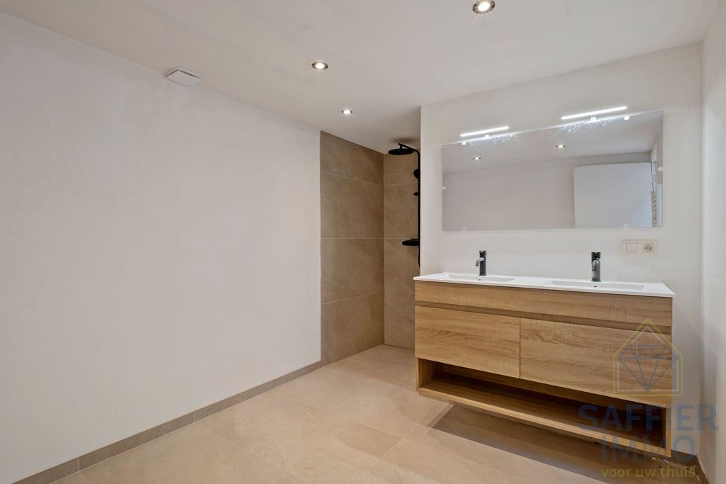 Gerenoveerde woning met extra magazijn in Harelbeke foto 8