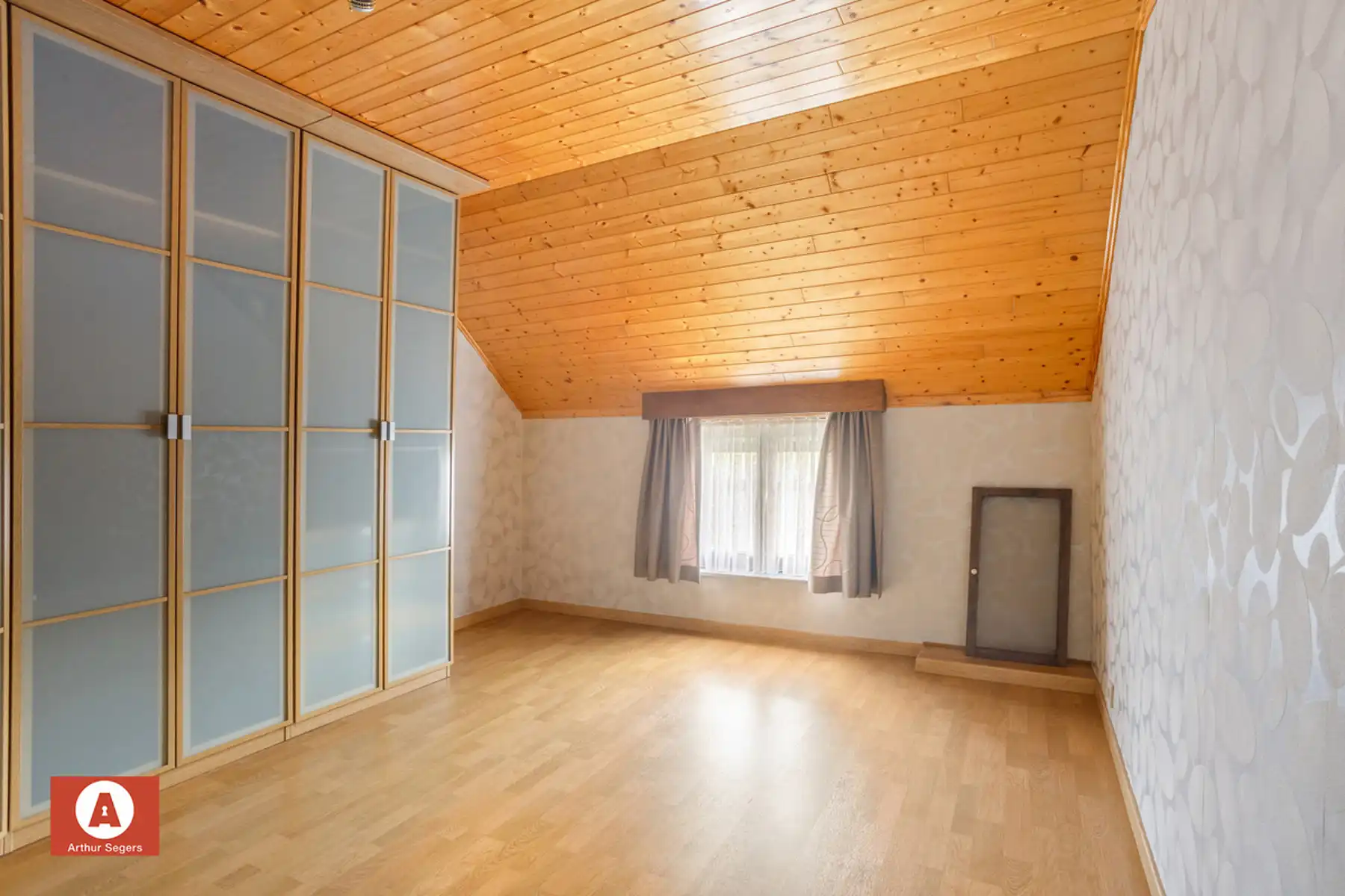 Instapklare HOB met oprit & dubbele garage met zolder. foto 22