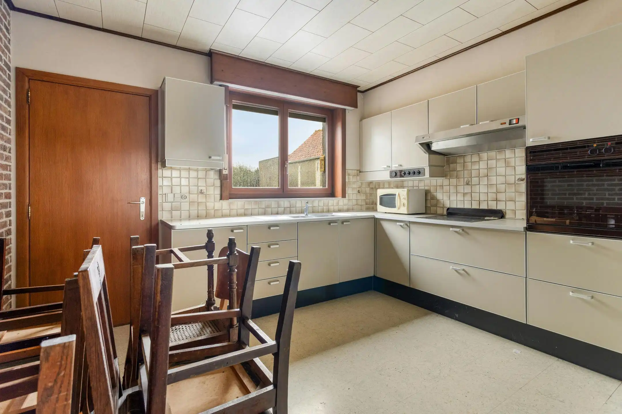 Ruime woning met tuin en garage op 380m² te Leisele. foto 4