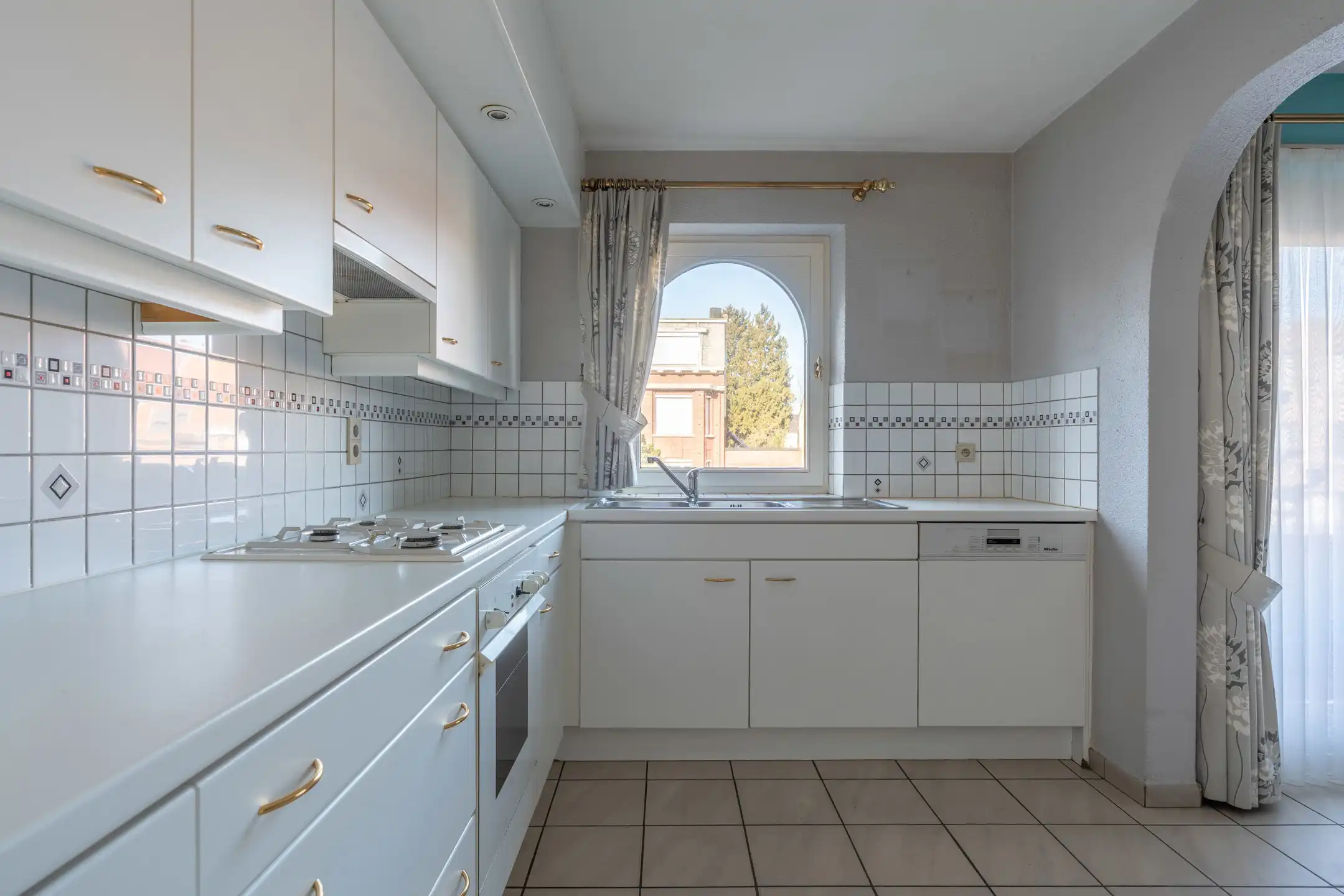 Goed onderhouden, gunstig gelegen 2 slpk app met garagebox. foto 9