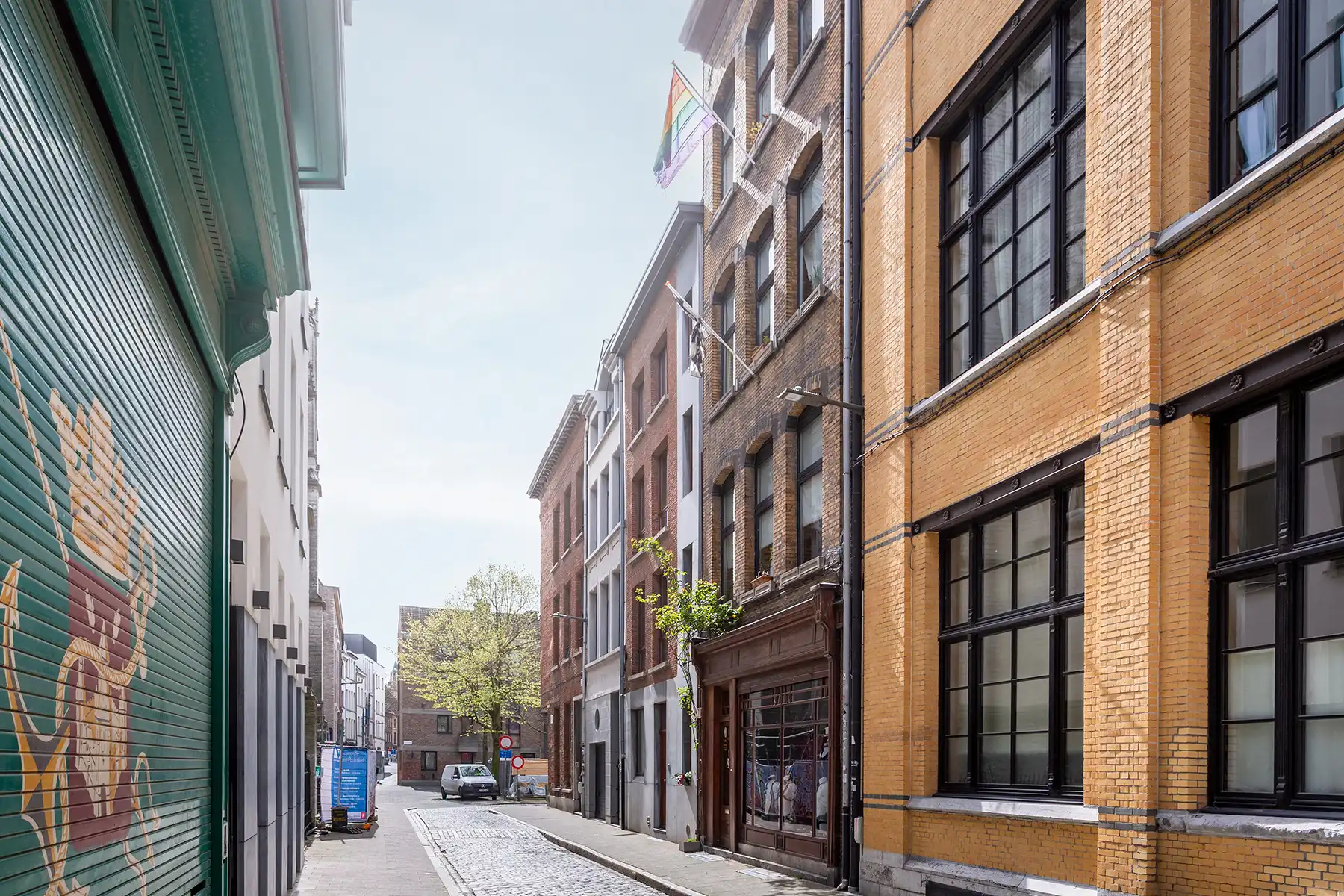 Hoofdfoto van de publicatie: Authentieke woning met winkel en zicht op de Sint Pauluskerk.