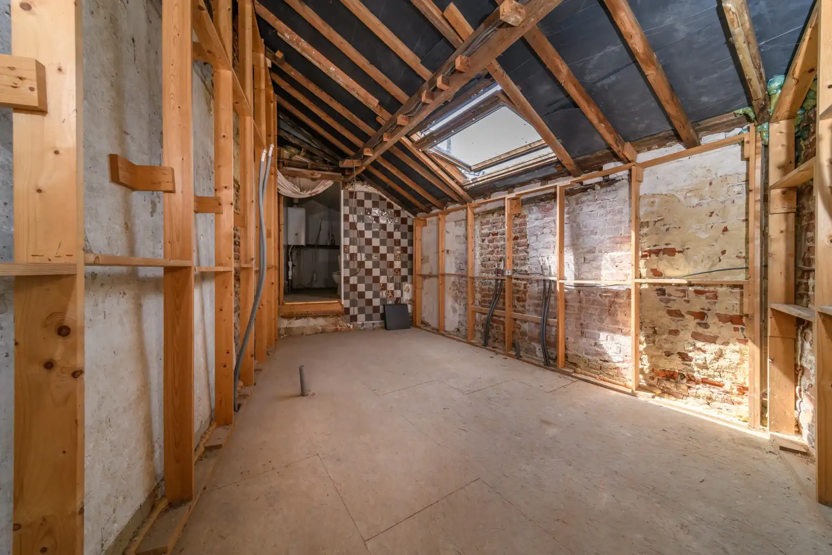 Zeer gunstig en centraal gelegen, verder af te werken karaktervolle woning foto 15