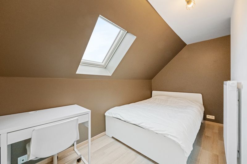Roeselare - Stadsrand: Ruime, vernieuwde tussenwoning met 195m² woonoppervlakte & 4 slaapkamers foto 21
