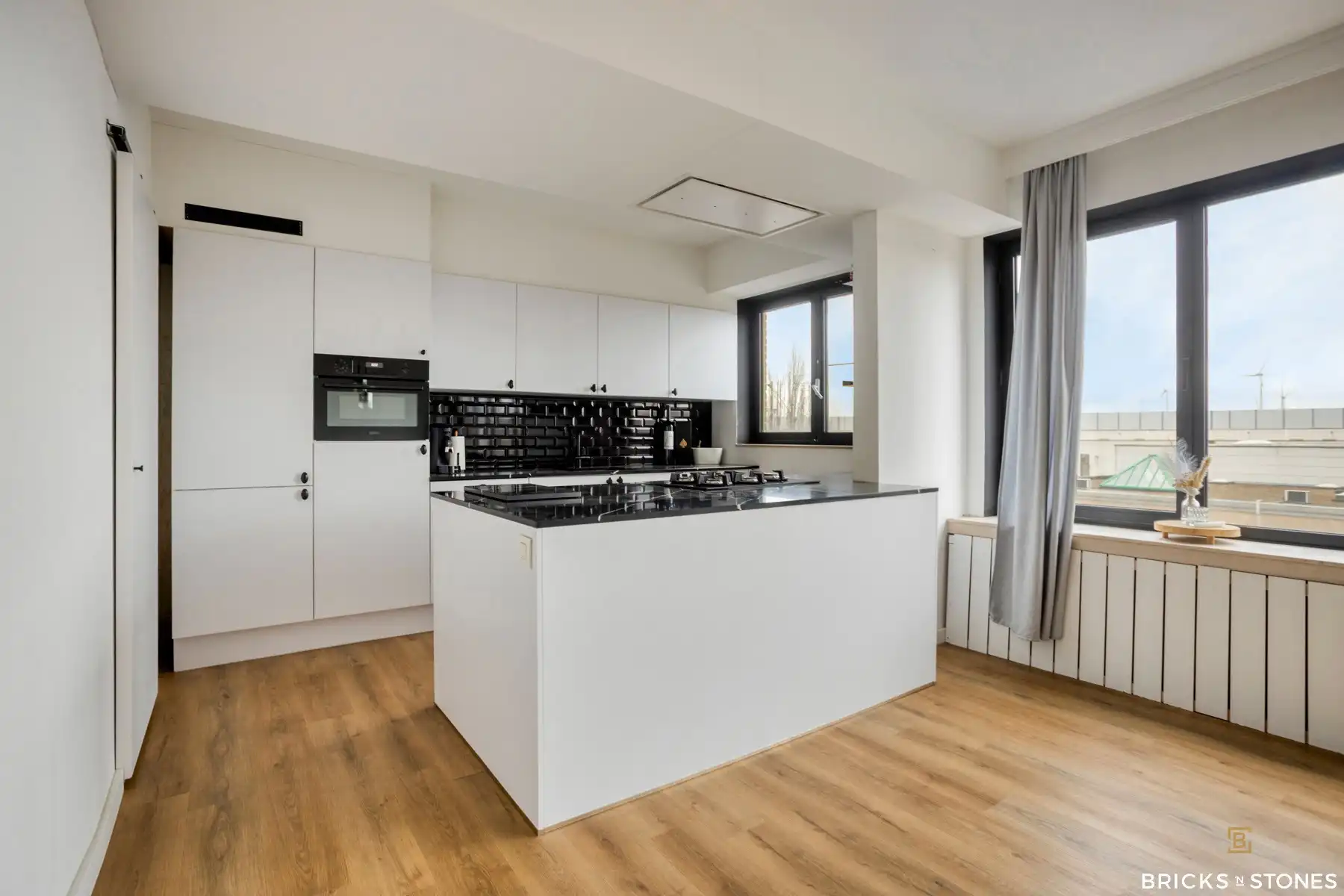 Gerenoveerd 2-slaapkamer appartement met terras foto 4