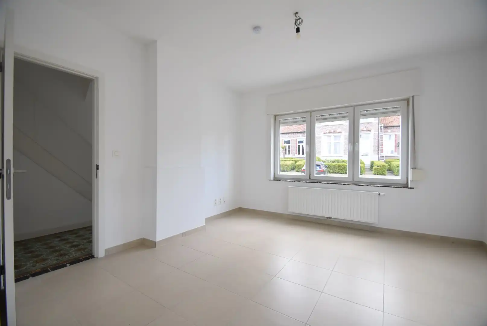 Fris en luchtig gerenoveerde woning met drie slaapkamers, terras, en garage, inbegrepen de stroom via zonnepalen.  foto 9