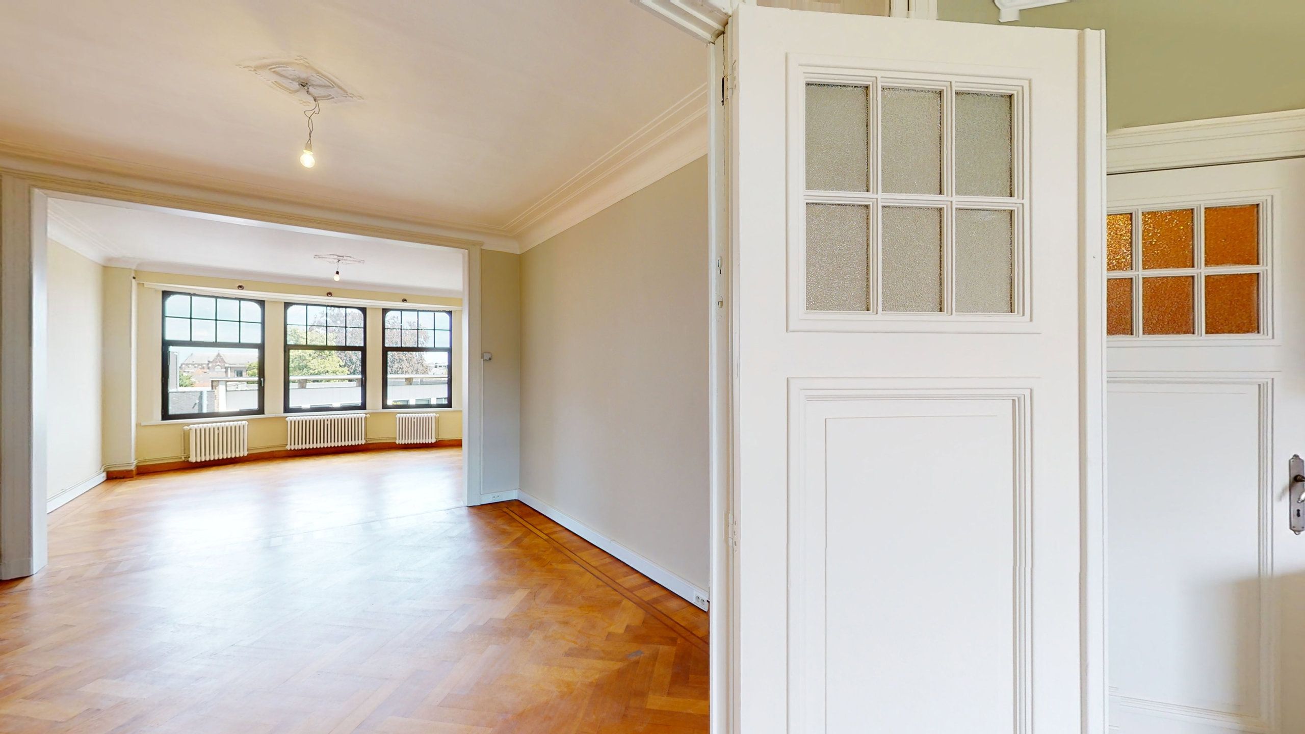 BERCHEM - ruim 3 slaapkamer appartement met extra bureau en terras  foto {{pictureIndex}}