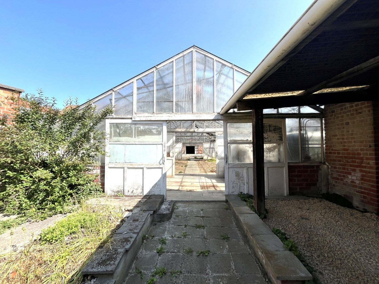 Te renoveren woning met achterliggende grond foto 14