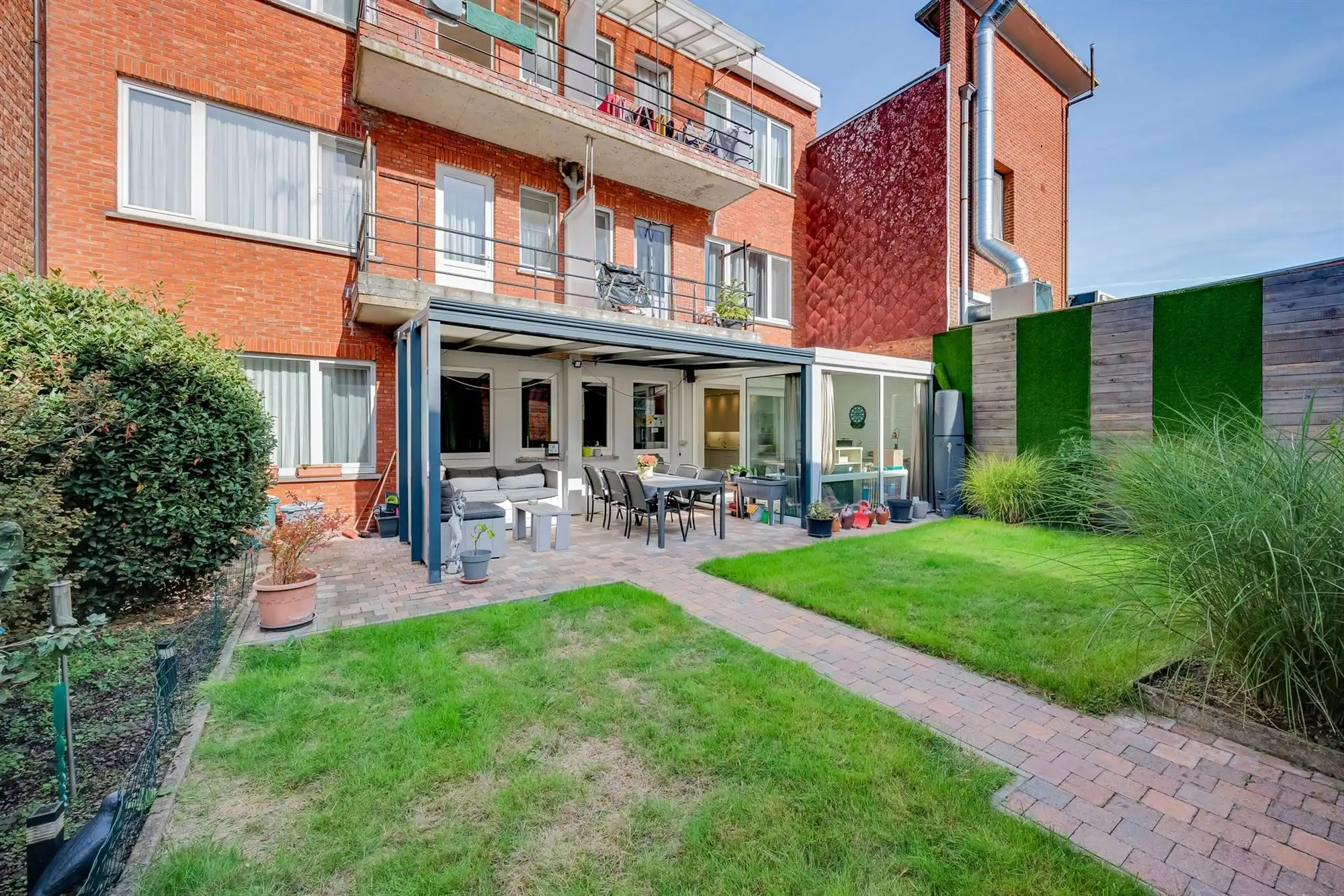 Ruim appartement met 3 slaapkamers, 2 badkamers en fantastische tuin! foto 2
