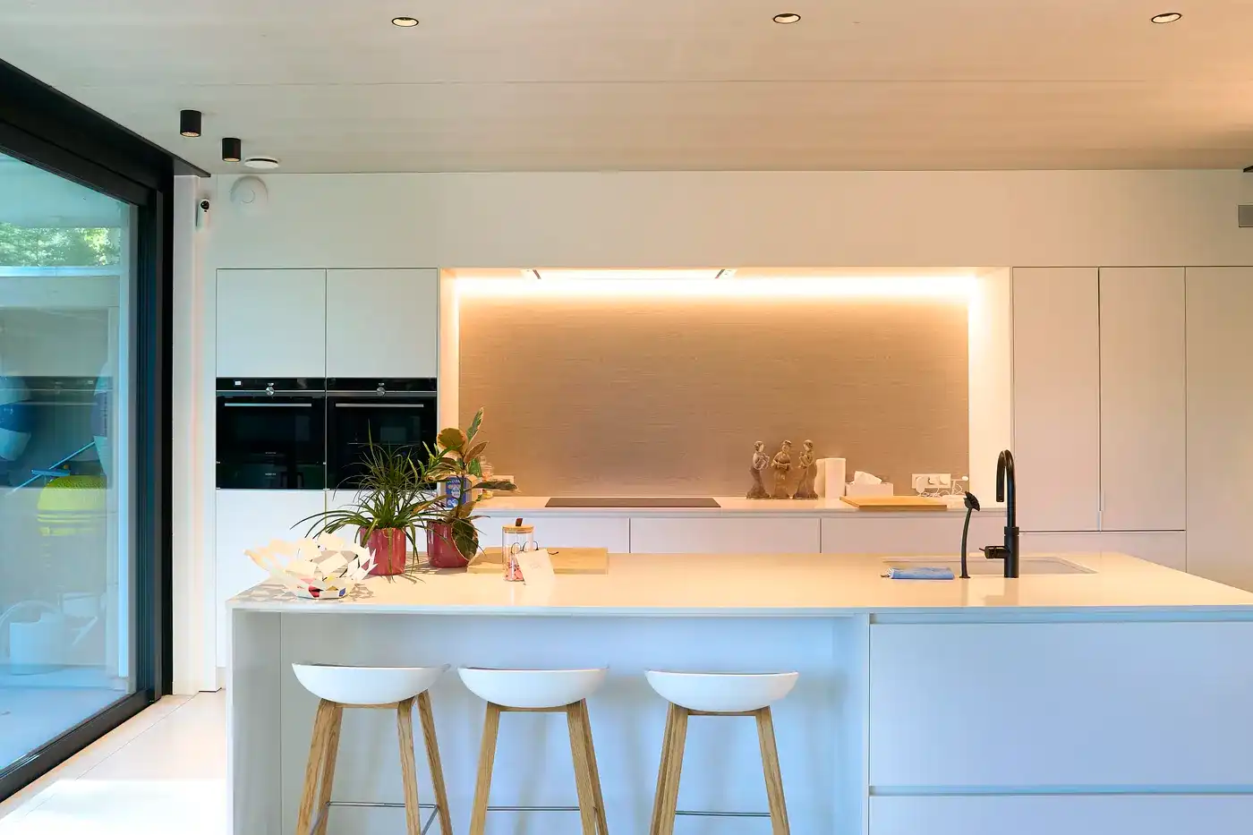 Moderne gezinswoning met ruime tuin, carport en drie slaapkamers en 2 badkamers in het hart van ’s Gravenwezel foto 11