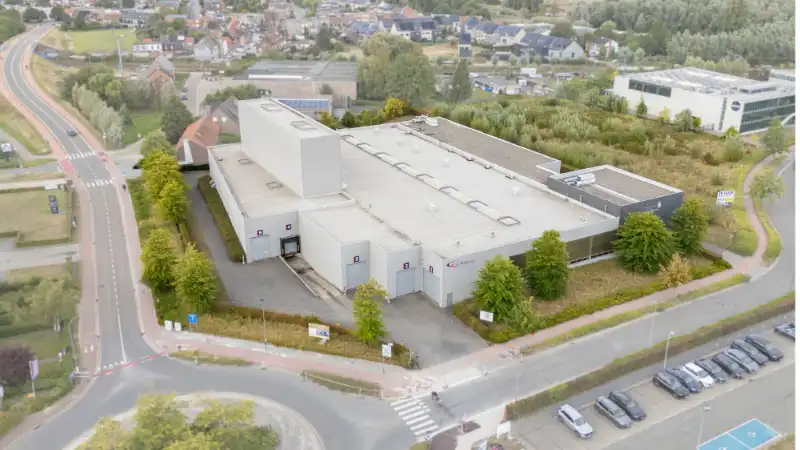 Zwijndrecht: Ruime bedrijfssite met ontwikkelingsgrond op toplocatie langs E17 foto {{pictureIndex}}