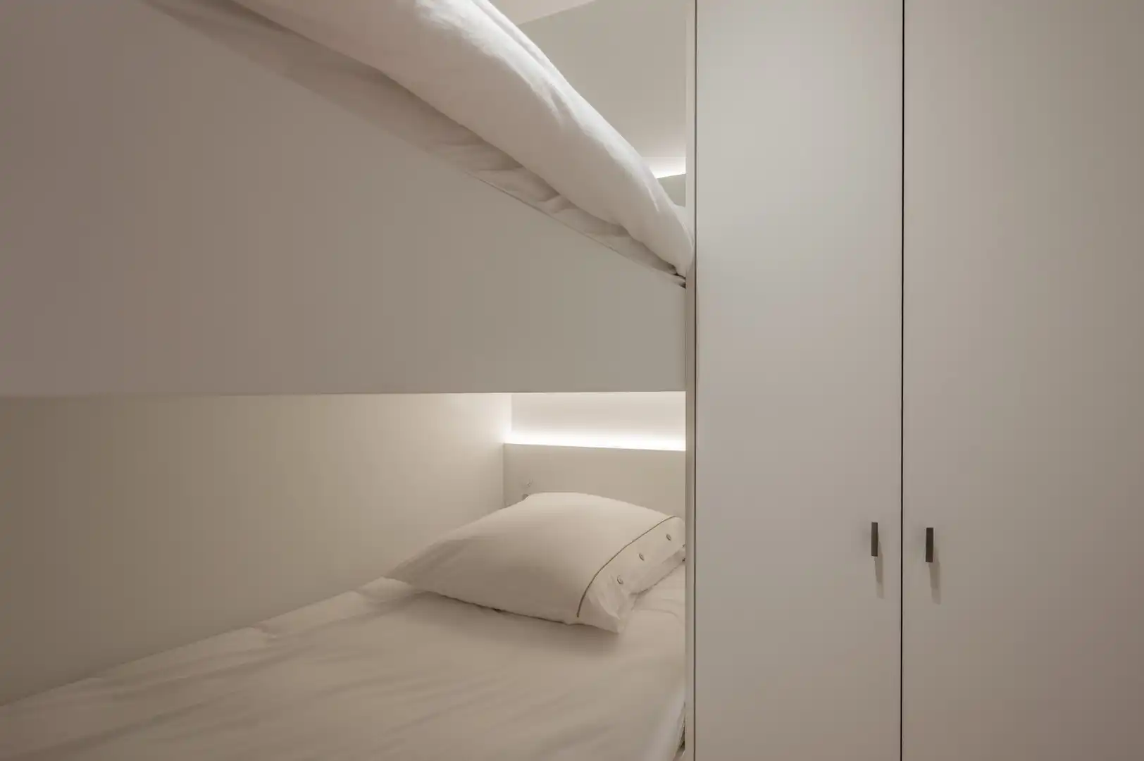 Instapklaar 3-slaapkamer appartement met terras nabij de Zeedijk. foto 24