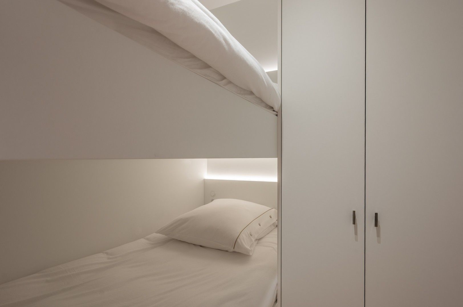 Instapklaar 3-slaapkamer appartement met terras nabij de Zeedijk. foto 24