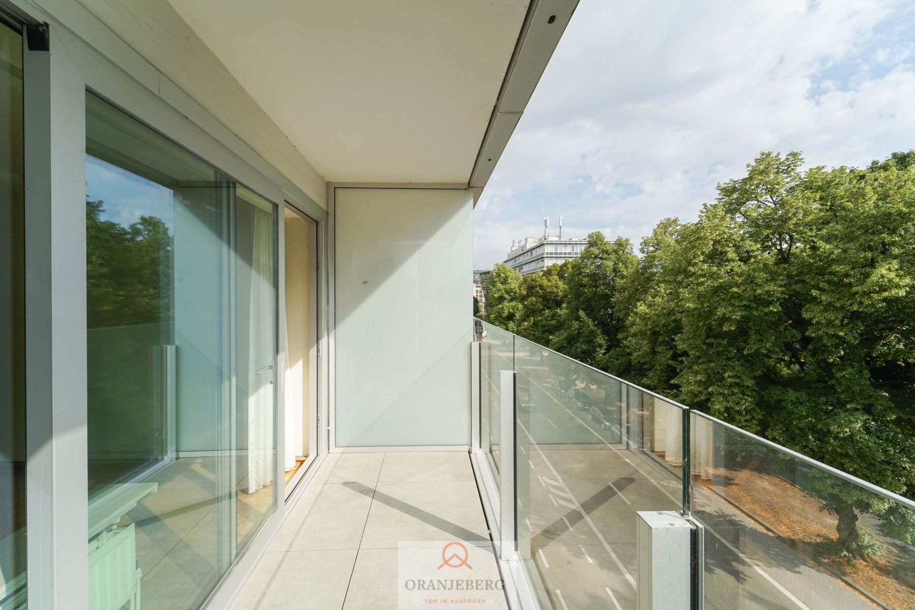 Ruim 2-slaapkamer appartement  (122 m²) vlakbij het Zuidpark! foto {{pictureIndex}}